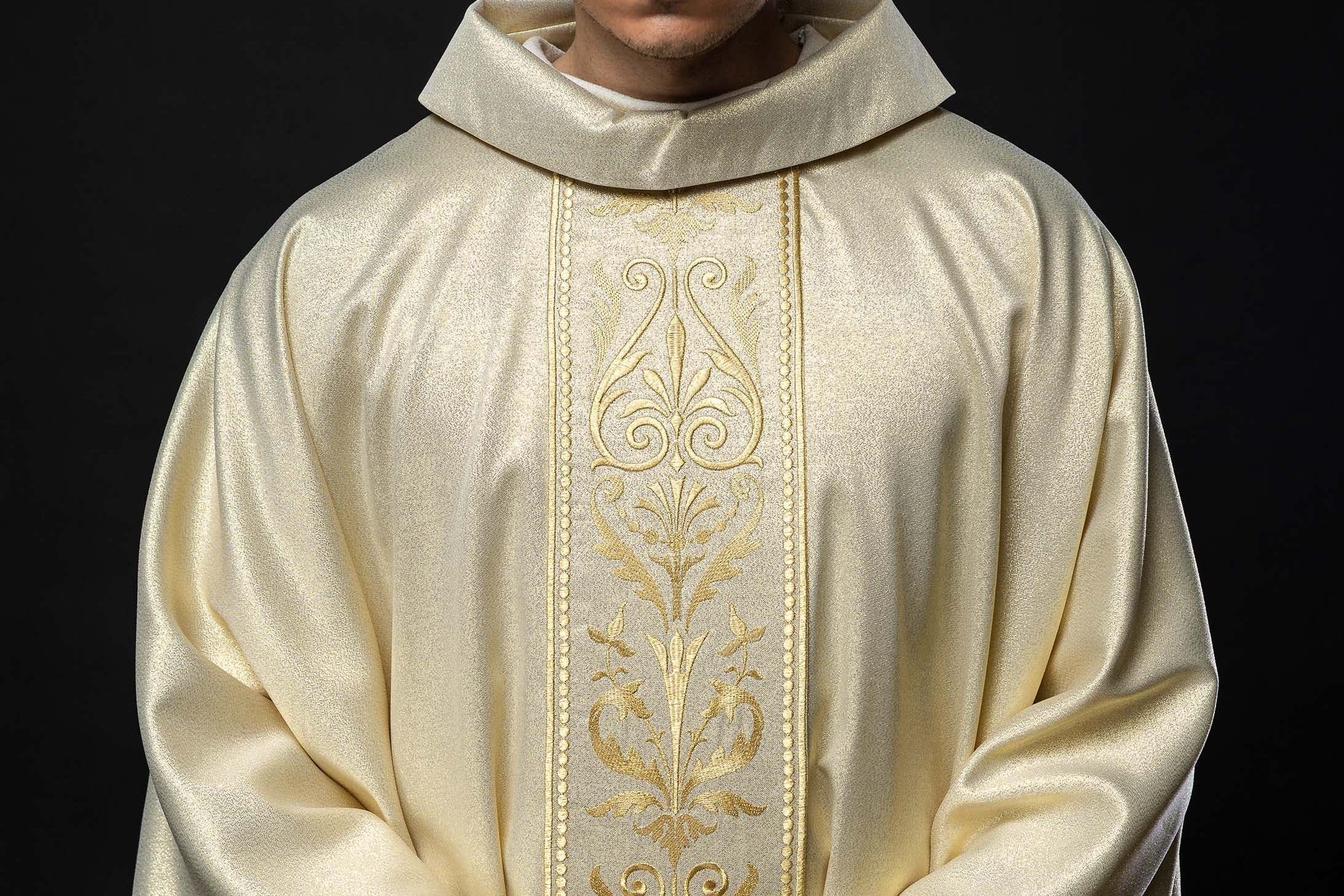 ¿Qué casullas usar para la Solemnidad de Cristo Rey? Guía de elegancia litúrgica y simbolismo - CASULLAS.ES