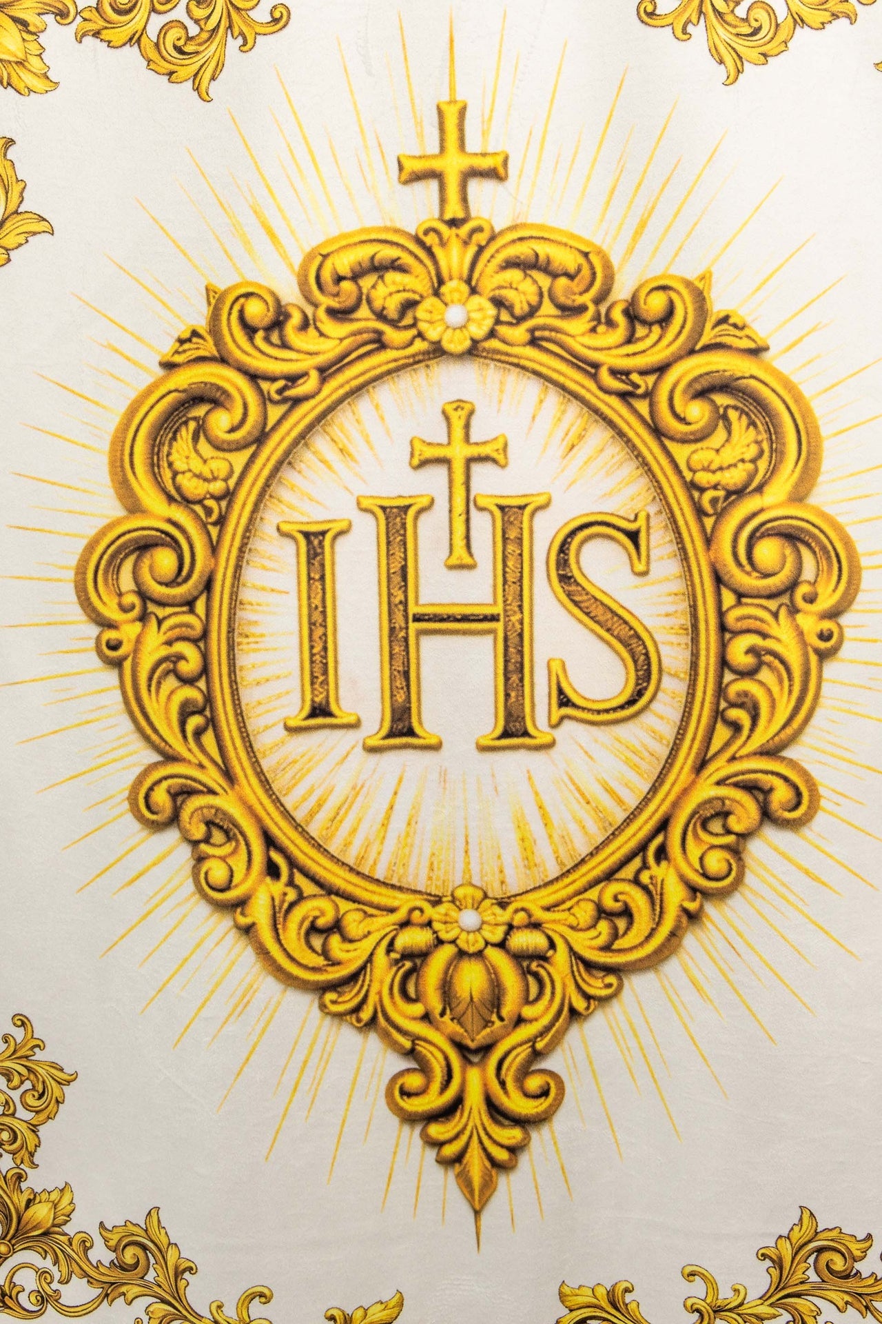 Estandarte litúrgico impreso por ambas caras con el Sagrado Corazón de Jesús y el Cristograma IHS