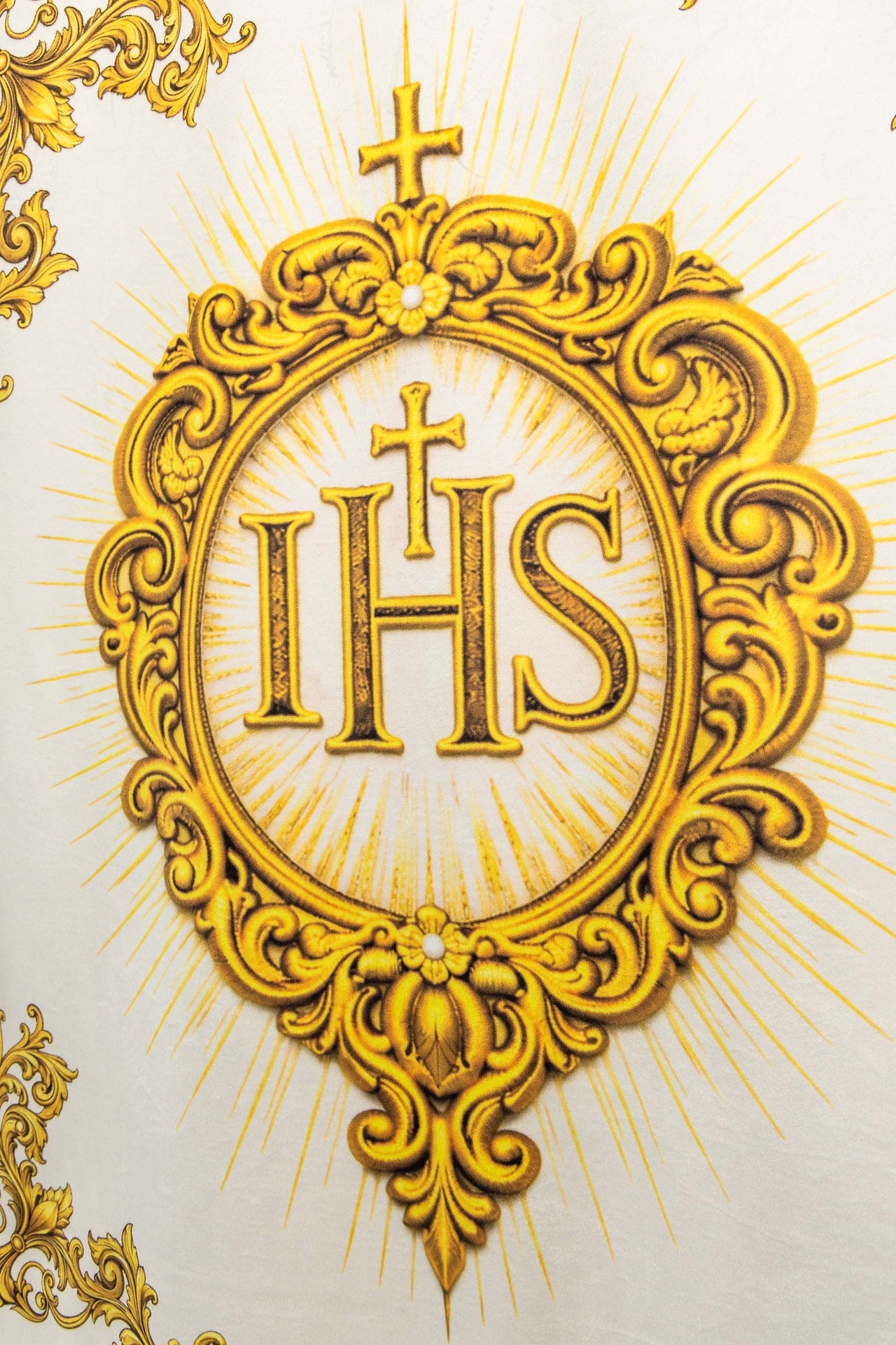 Estandarte litúrgico impreso por ambas caras con el Sagrado Corazón de Jesús y el Cristograma IHS
