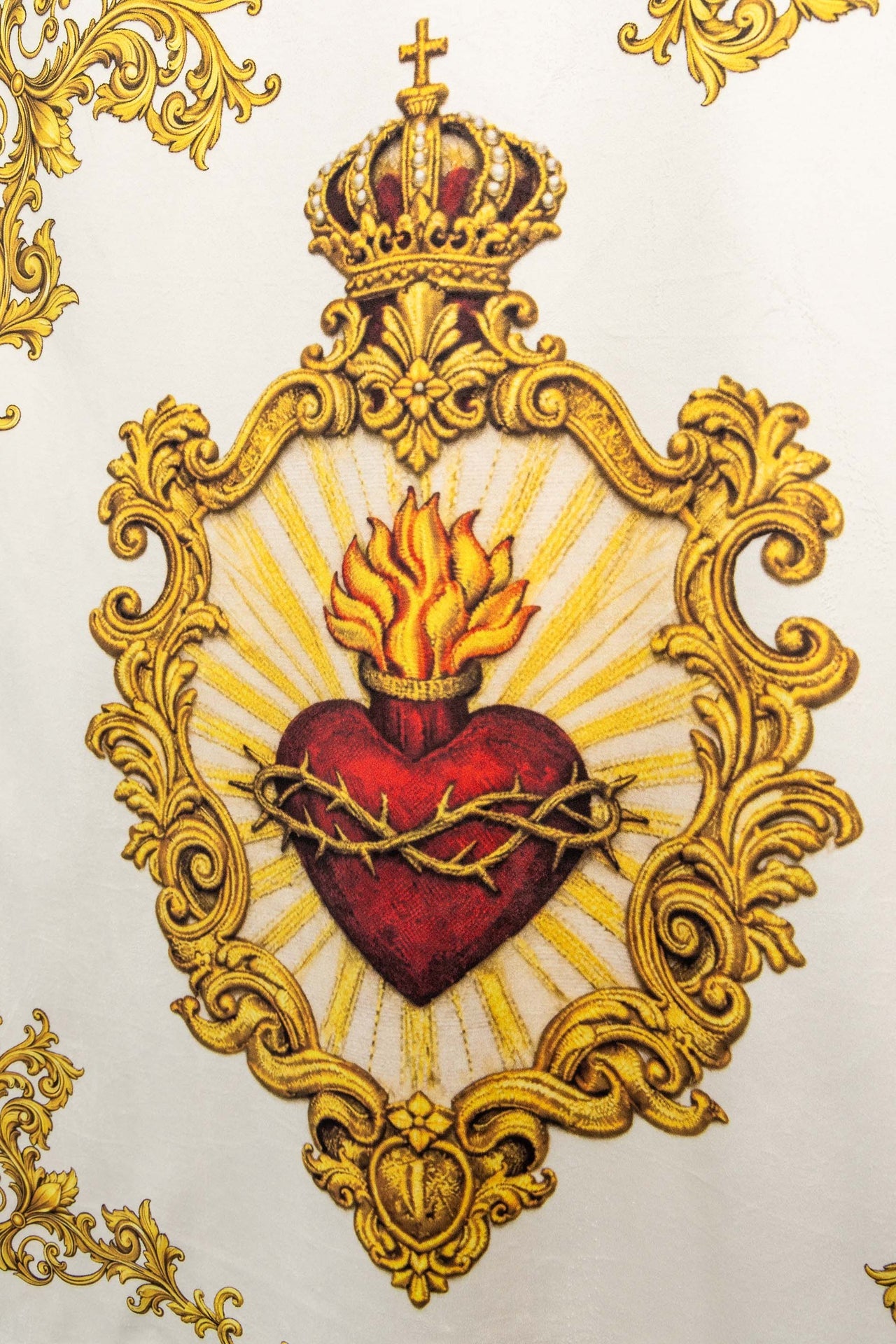 Estandarte litúrgico impreso por ambas caras con el Sagrado Corazón de Jesús y el Cristograma IHS
