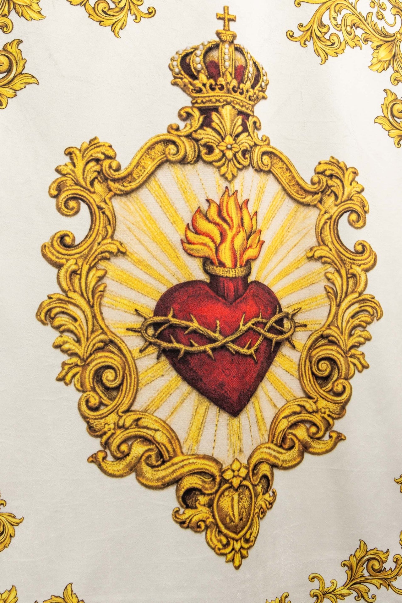 Estandarte litúrgico impreso por ambas caras con el Sagrado Corazón de Jesús y el Cristograma IHS
