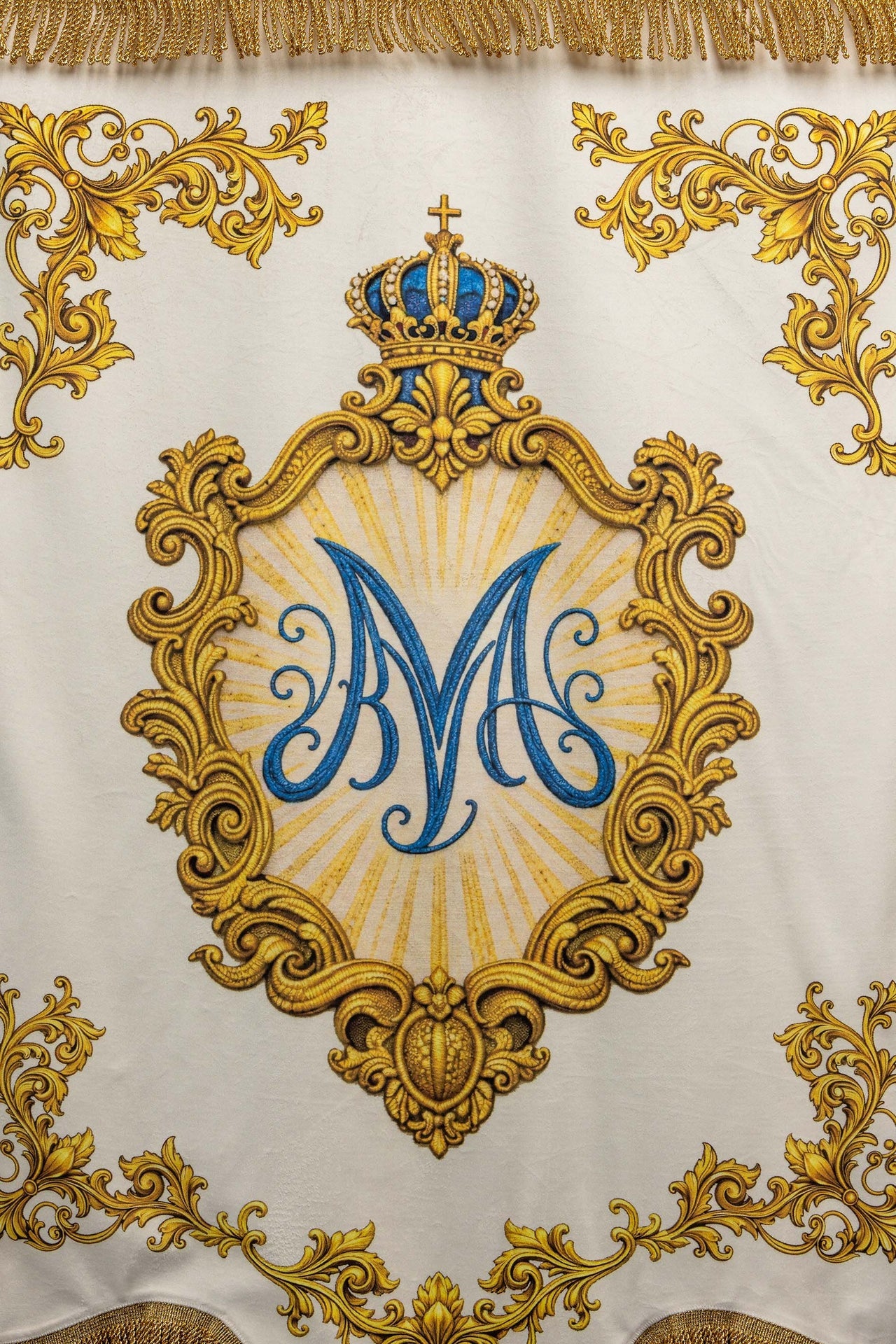 Estandarte litúrgico mariano impreso por ambas caras con el símbolo del Corazón y monograma mariano