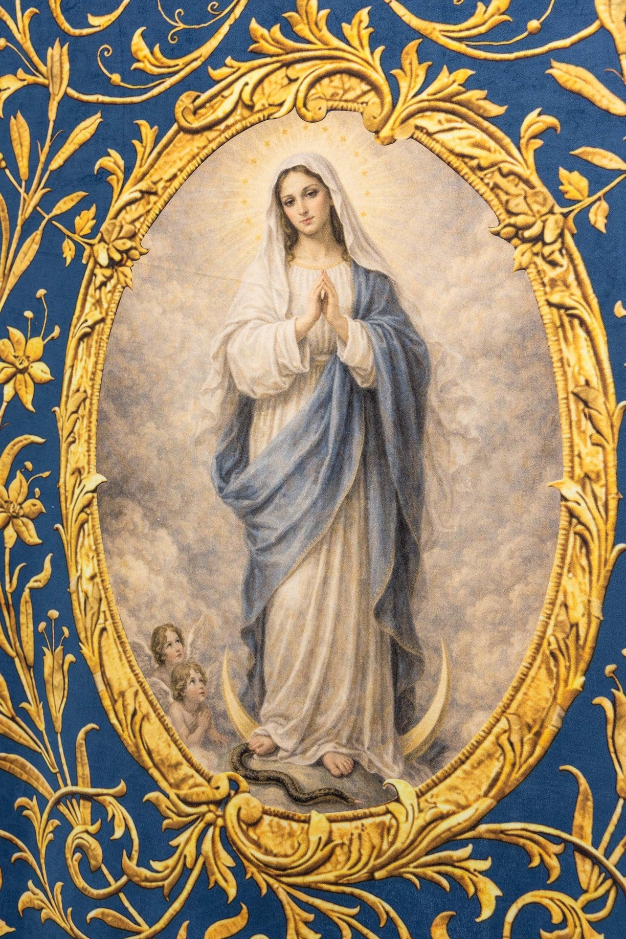 Estandarte litúrgico impreso por ambas caras con la imagen de Nuestra Señora de la Inmaculada Concepción y monograma mariano