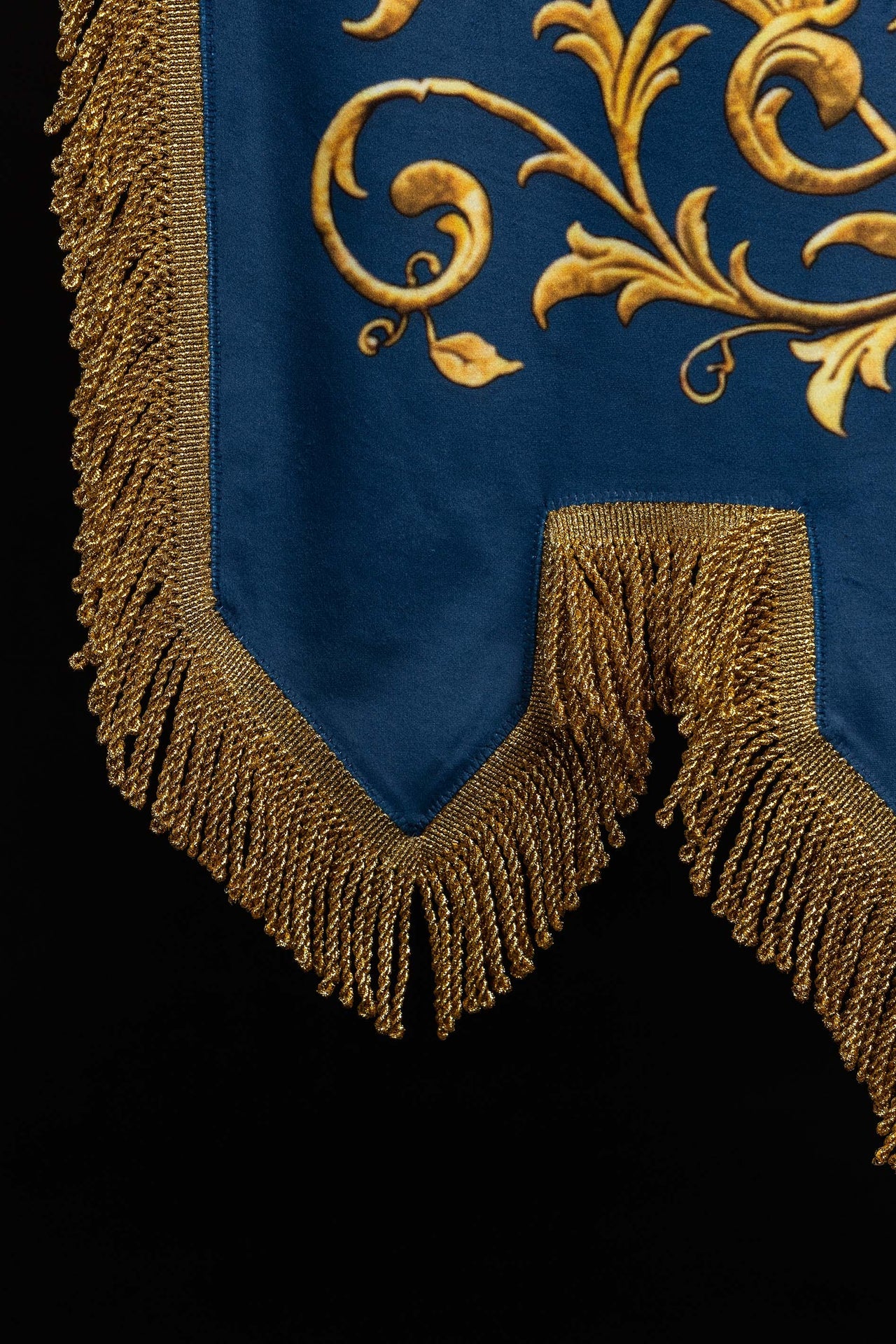 Estandarte litúrgico impreso por ambas caras con la imagen de Nuestra Señora de la Inmaculada Concepción y monograma mariano