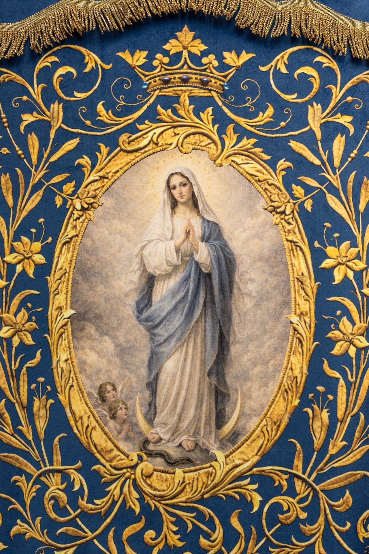 Estandarte litúrgico impreso por ambas caras con la imagen de Nuestra Señora de la Inmaculada Concepción y monograma mariano
