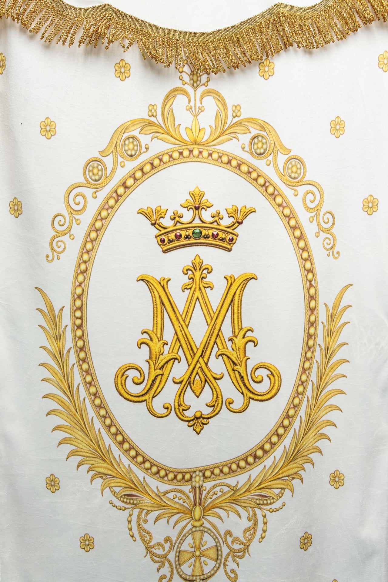 Estandarte litúrgico impreso por ambas caras con Nuestra Señora de la Asunción y monograma mariano