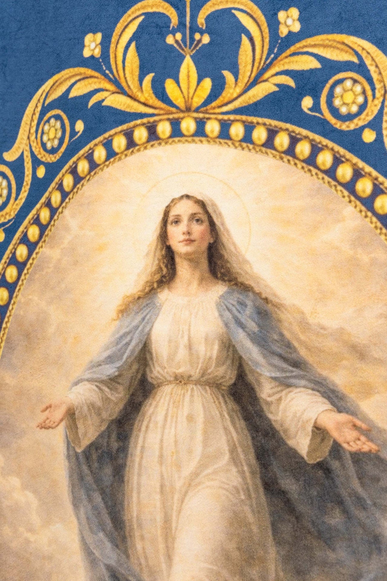 Estandarte litúrgico impreso por ambas caras con Nuestra Señora de la Asunción y monograma mariano