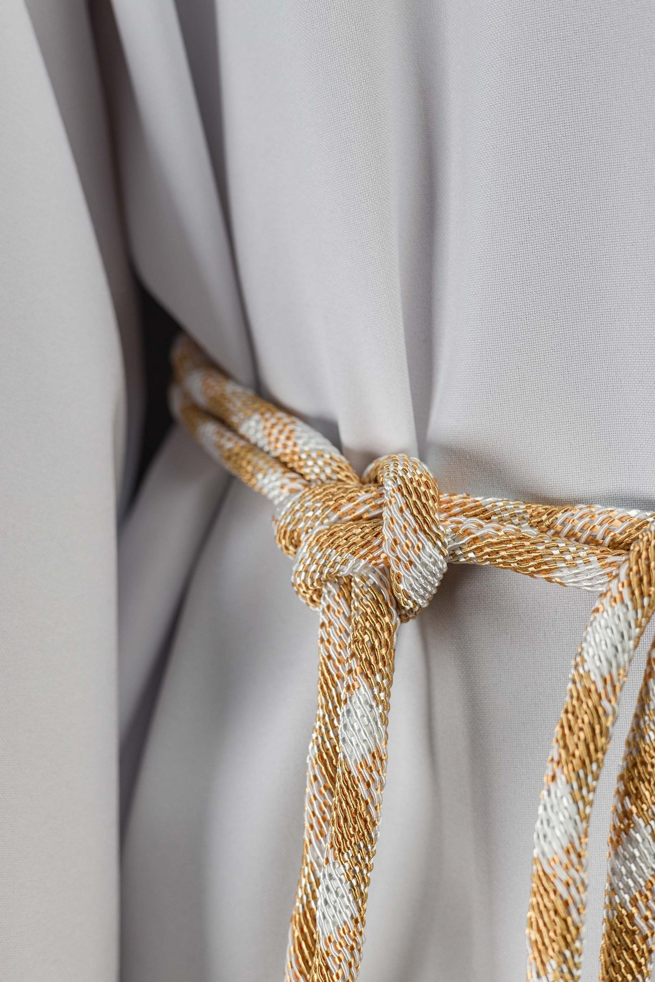 Cíngulo litúrgico blanco y dorado premium