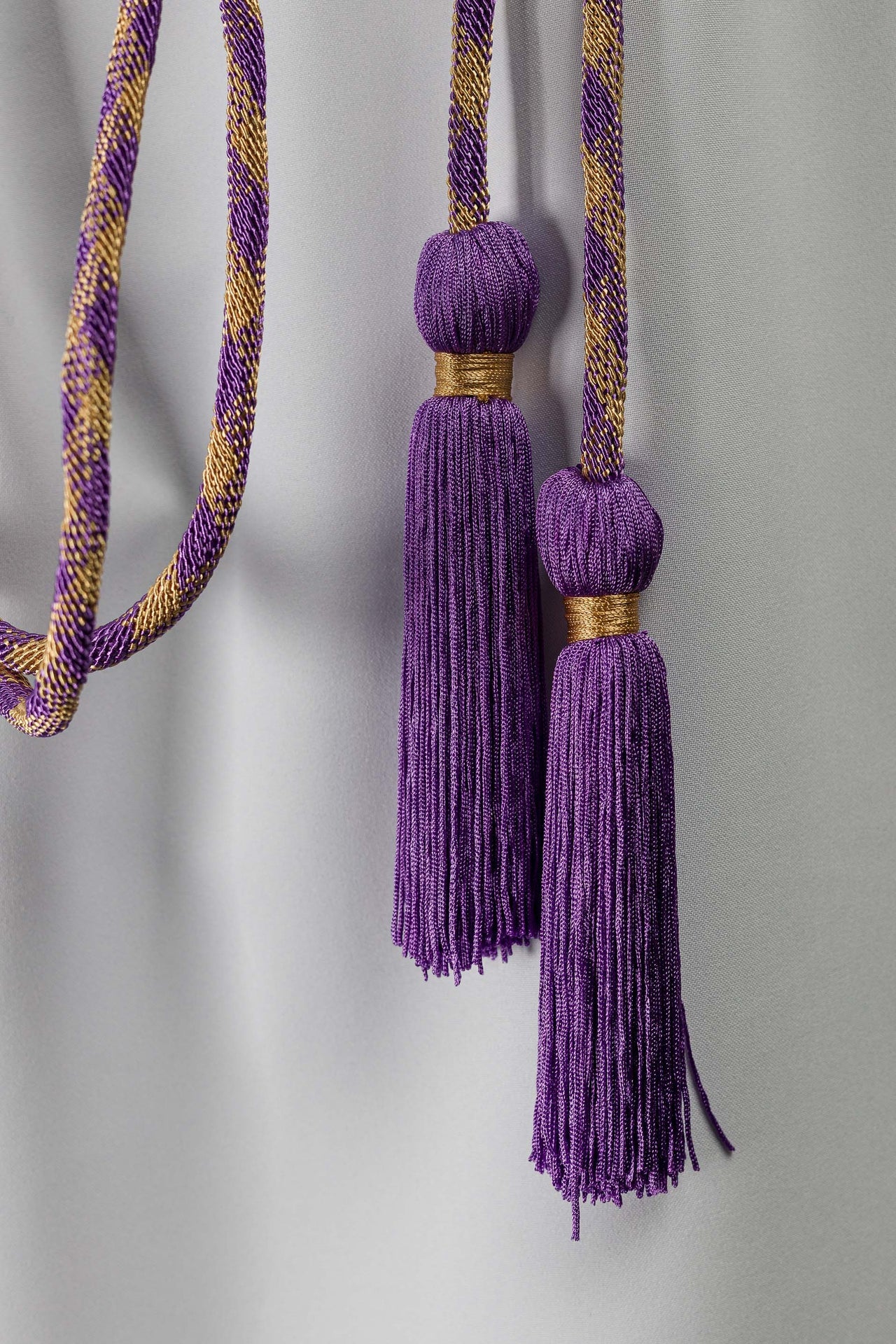 Cíngulo litúrgico morado y dorado premium