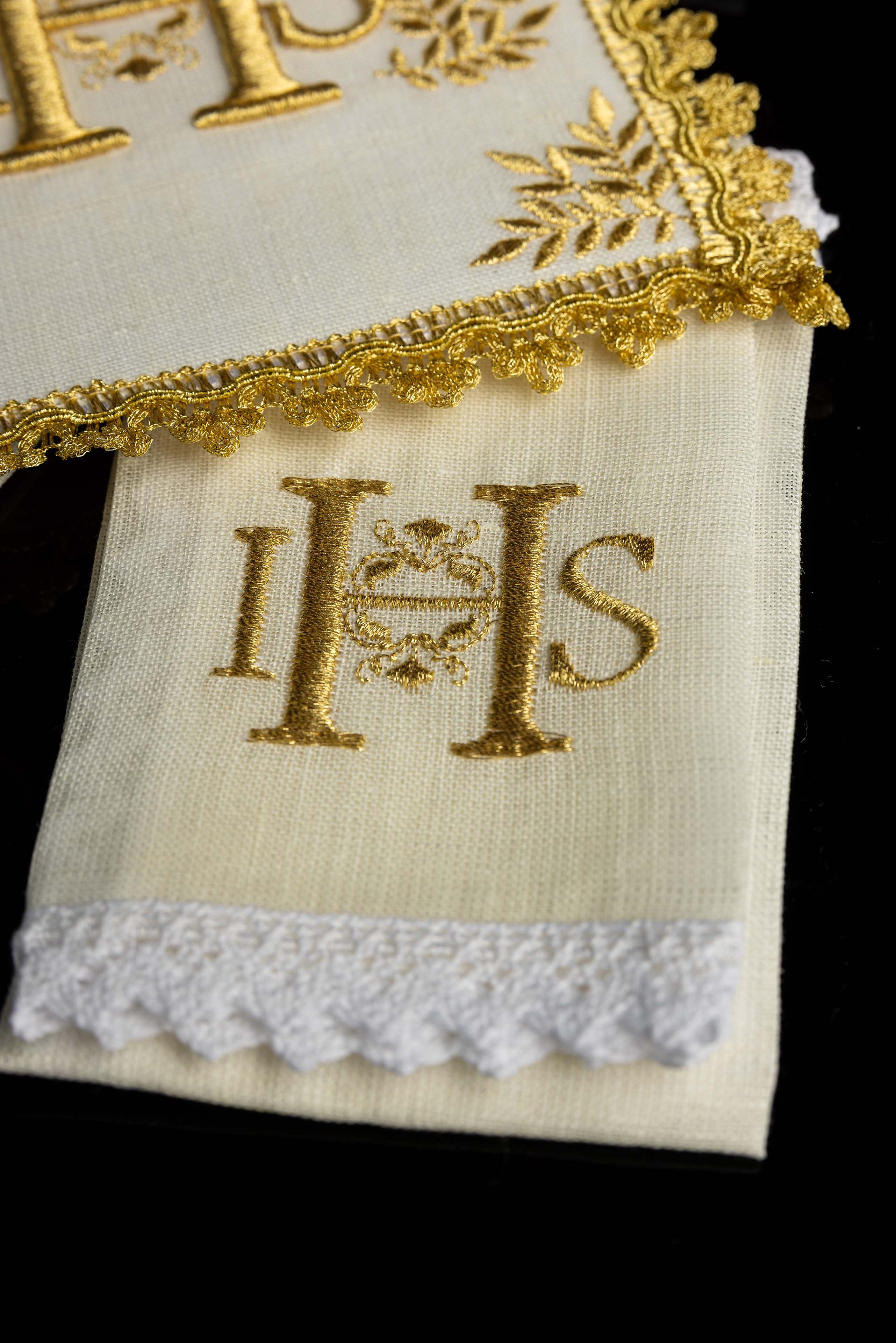 Conjunto de altar ricamente decorado com motivo IHS