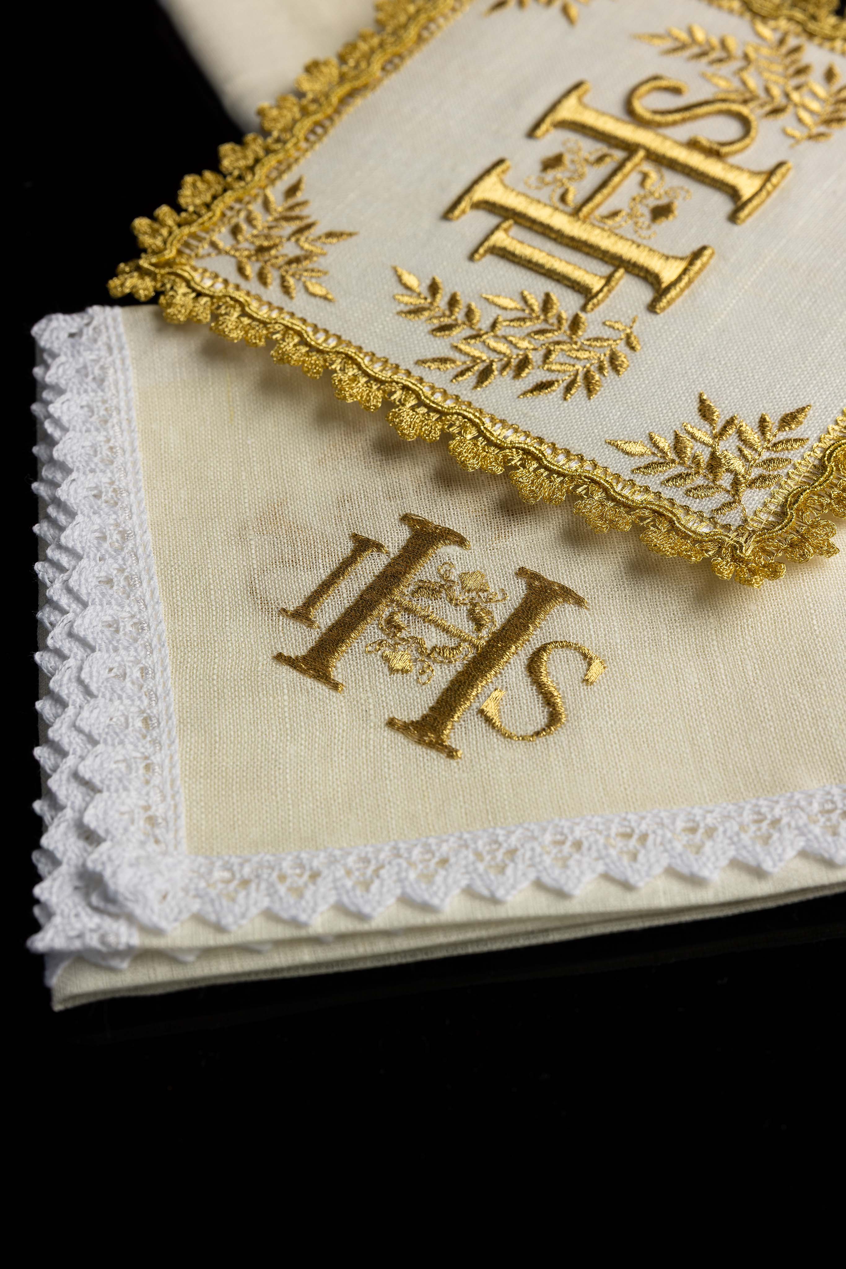 Conjunto de altar ricamente decorado com motivo IHS