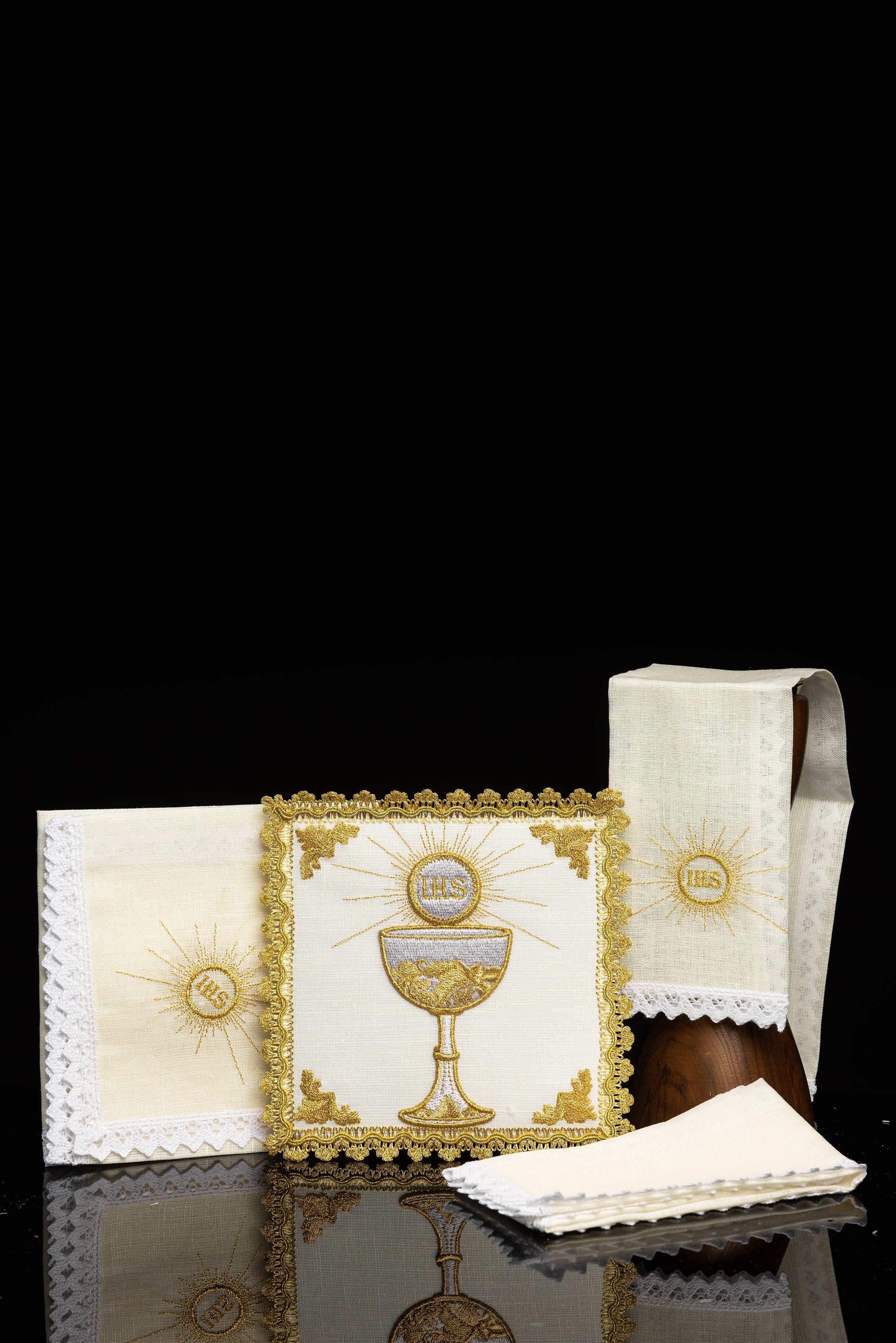 Conjunto de altar com cálice dourado