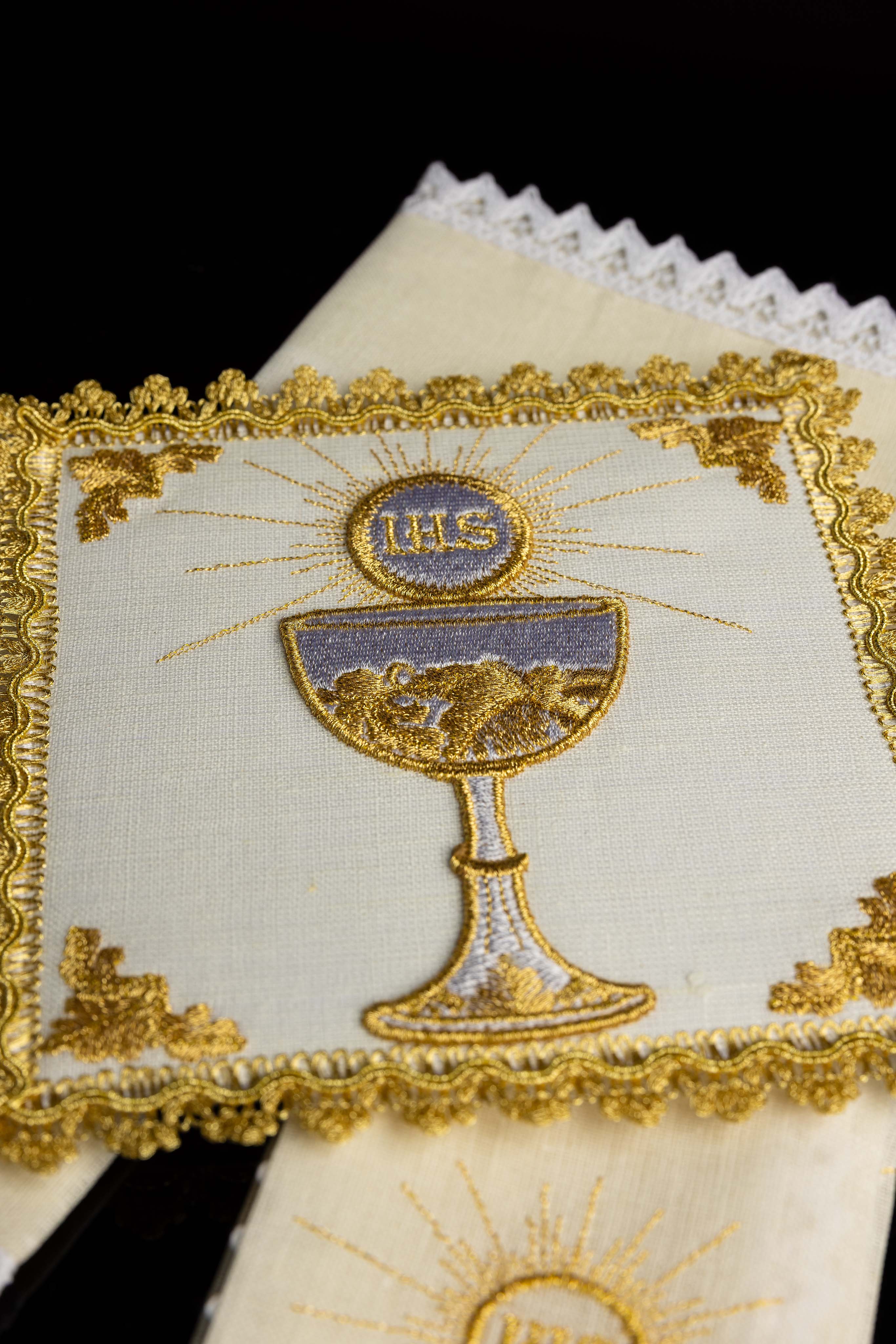 Conjunto de altar com cálice dourado