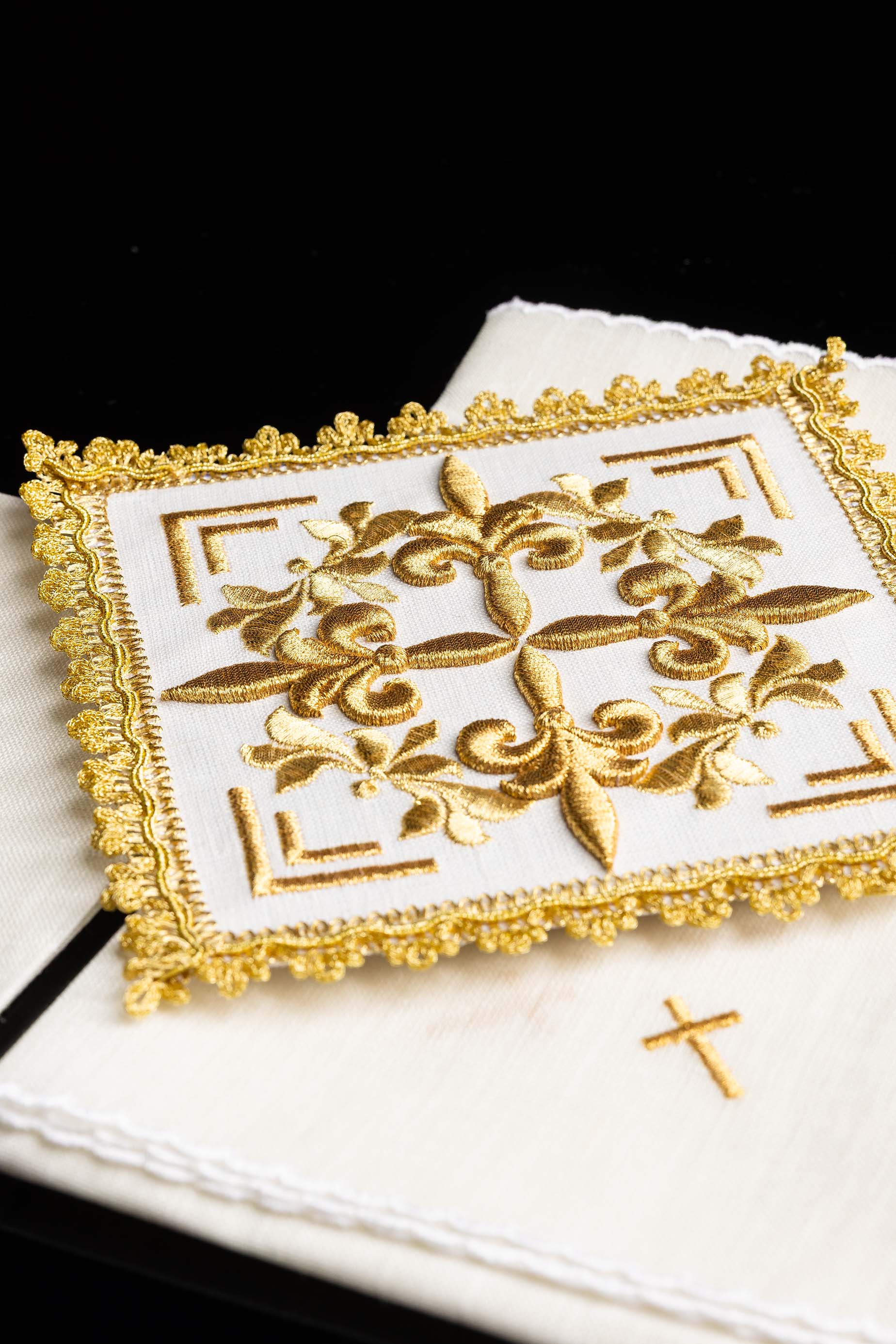 Conjunto de altar bordado com detalhes dourados