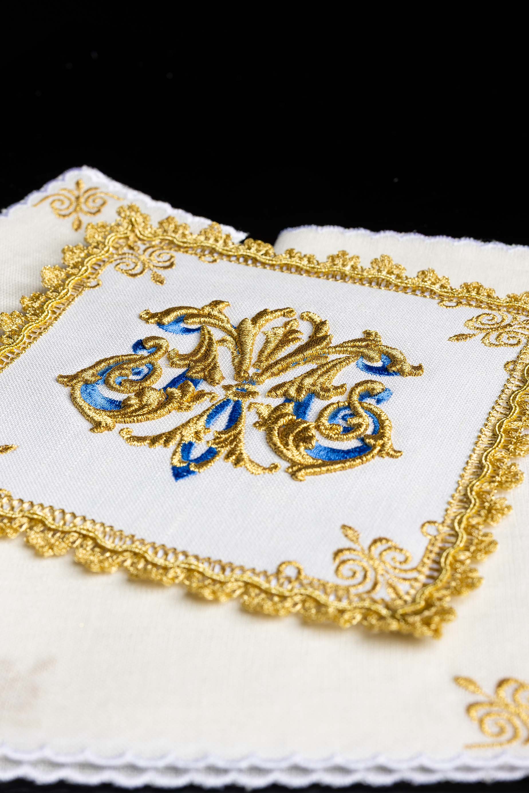 Conjunto de altar bordado com símbolo mariano dourado