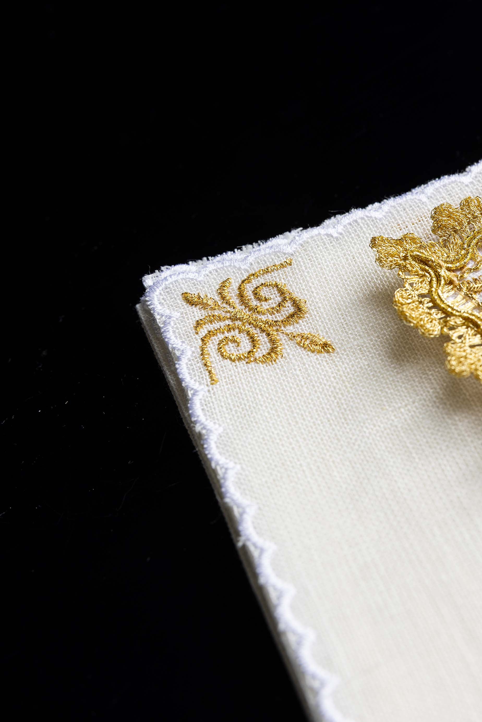 Conjunto de altar bordado com símbolo mariano dourado