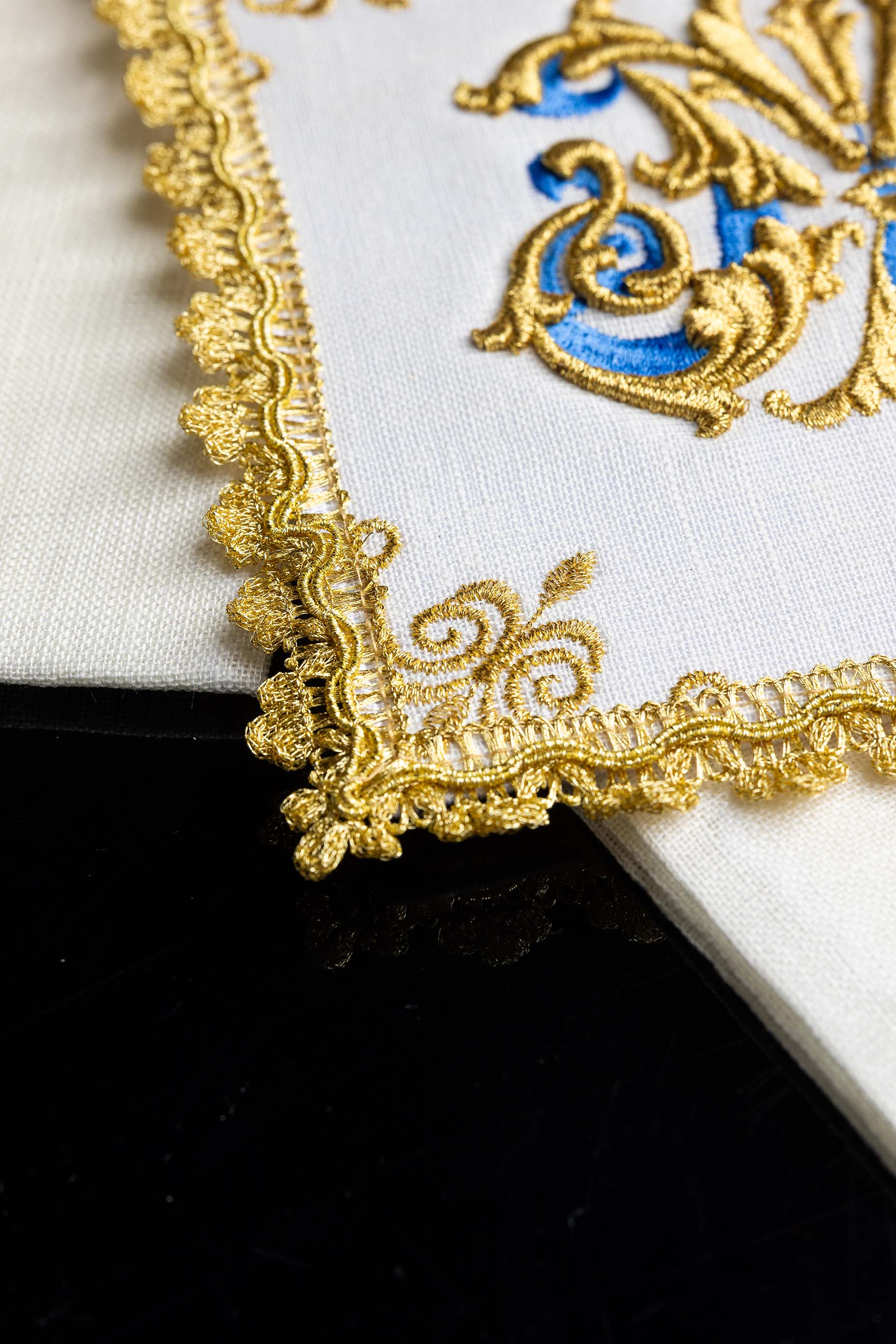 Conjunto de altar bordado com símbolo mariano dourado