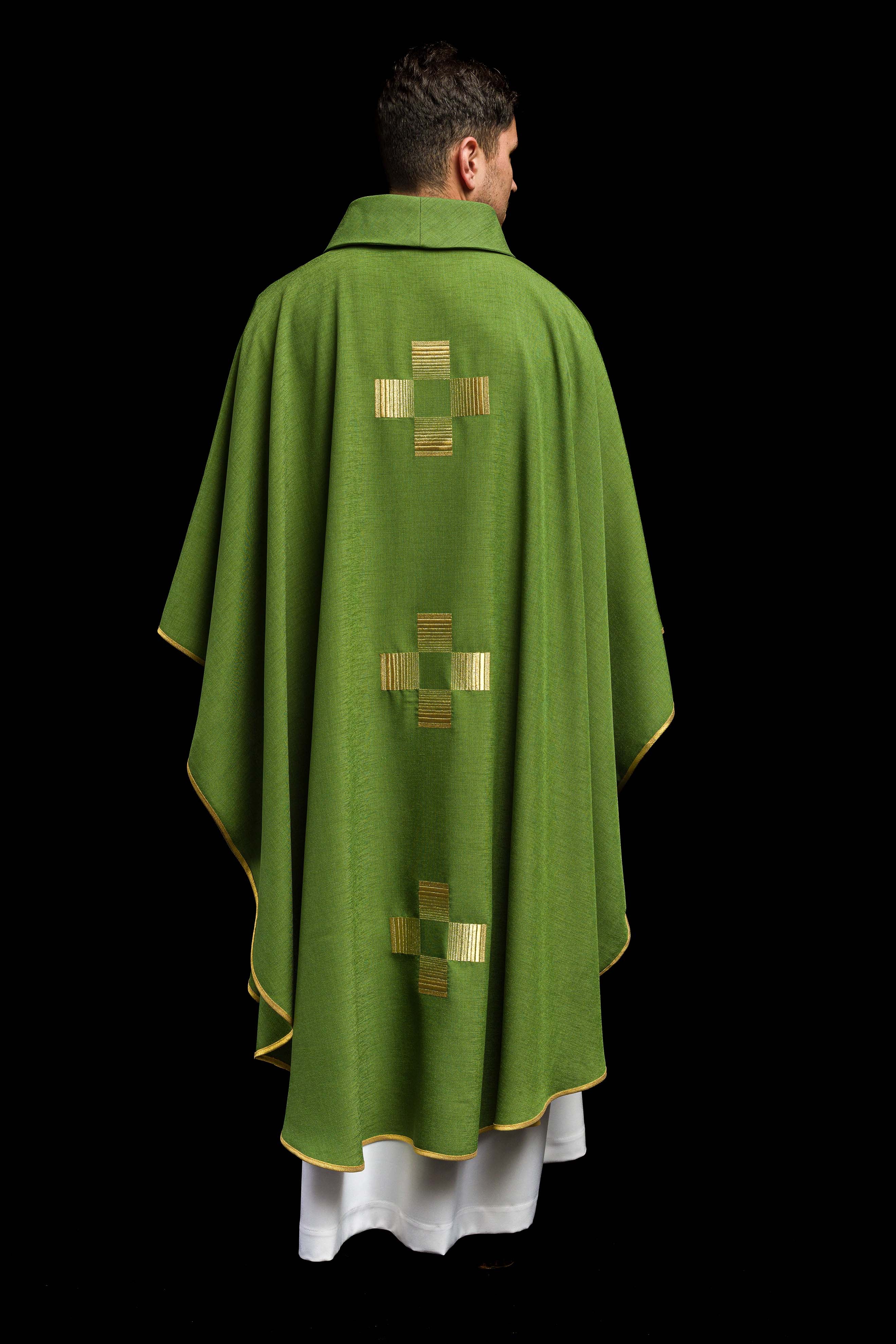 Casula verde com cruzes bordadas