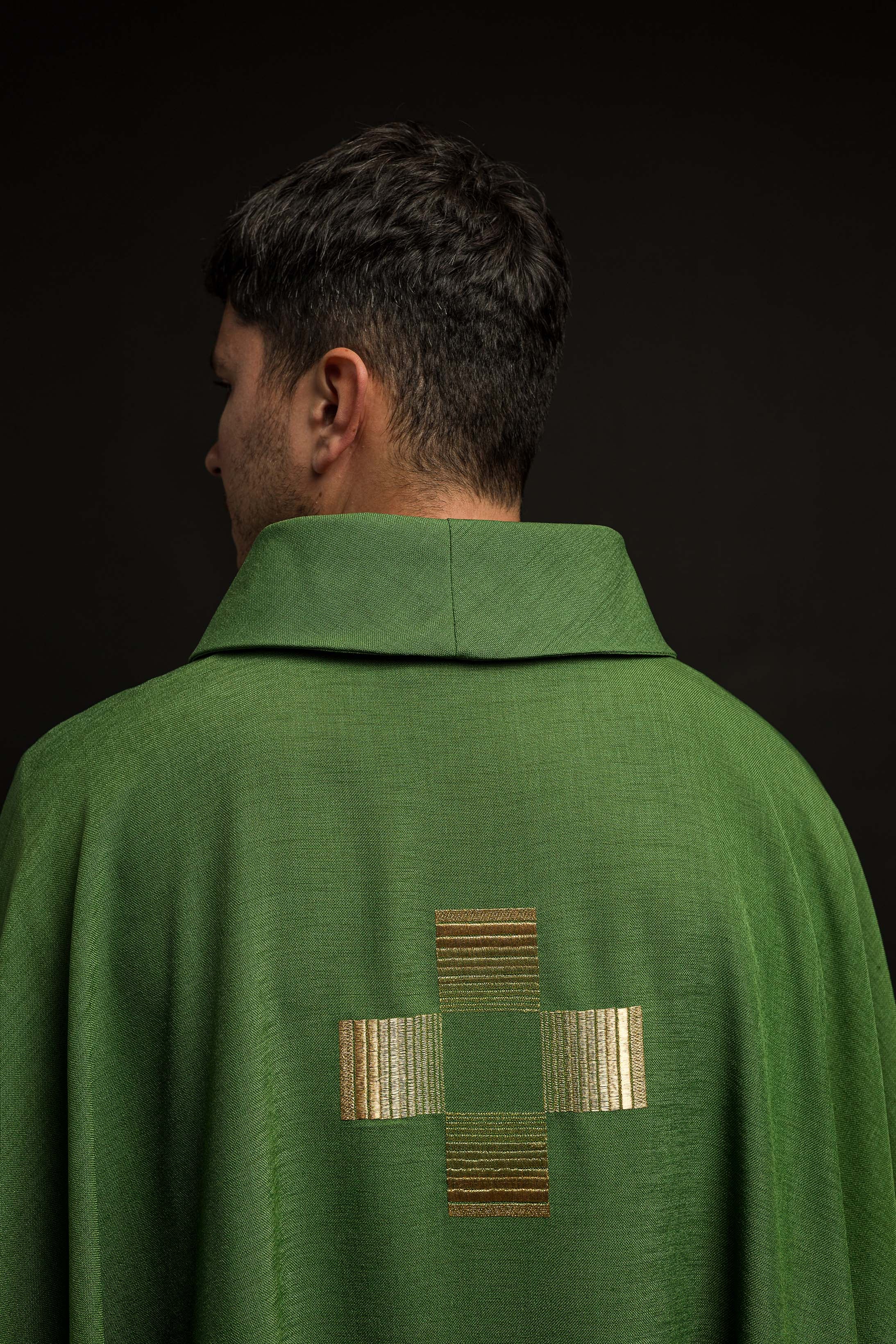 Casula verde com cruzes bordadas