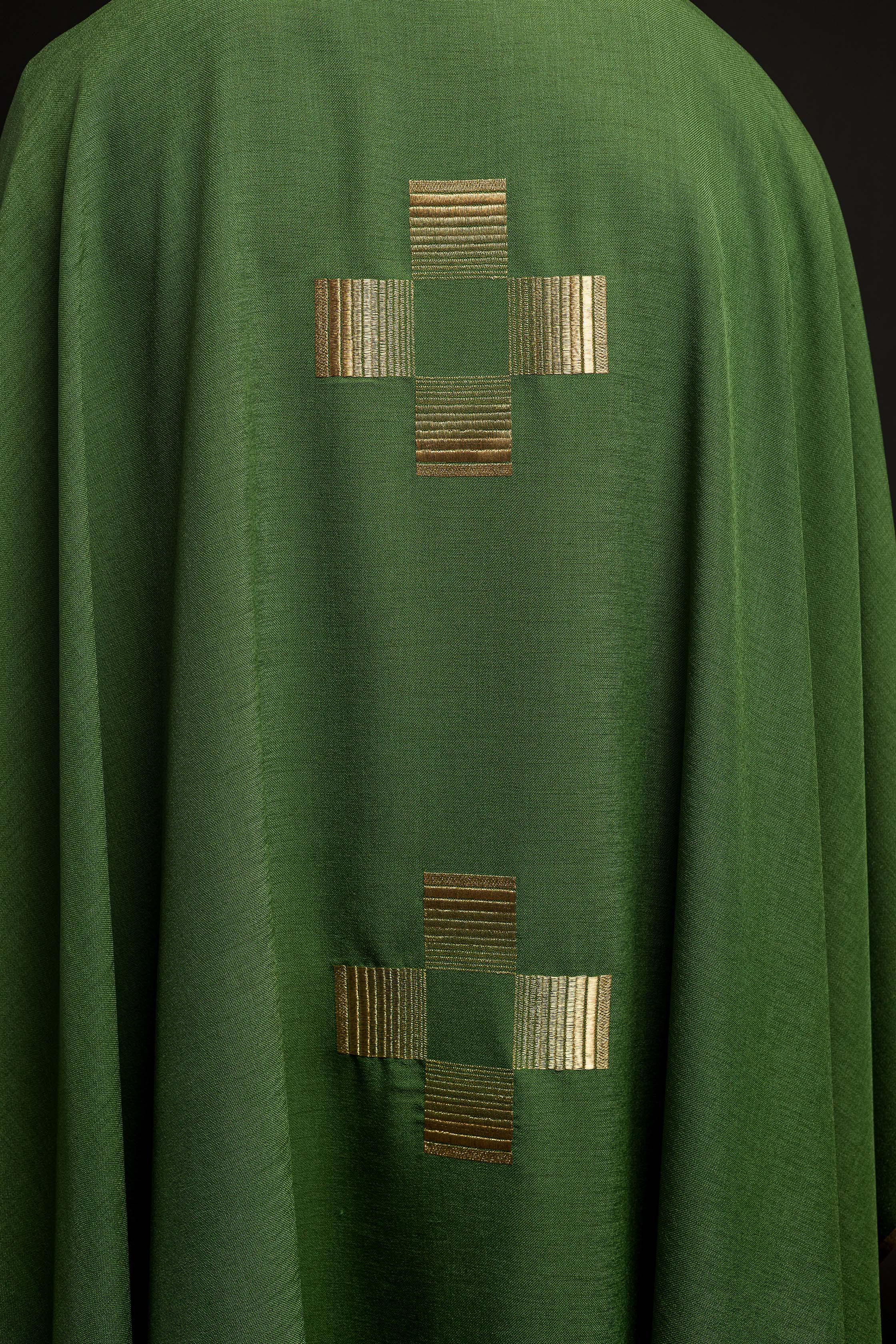 Casula verde com cruzes bordadas