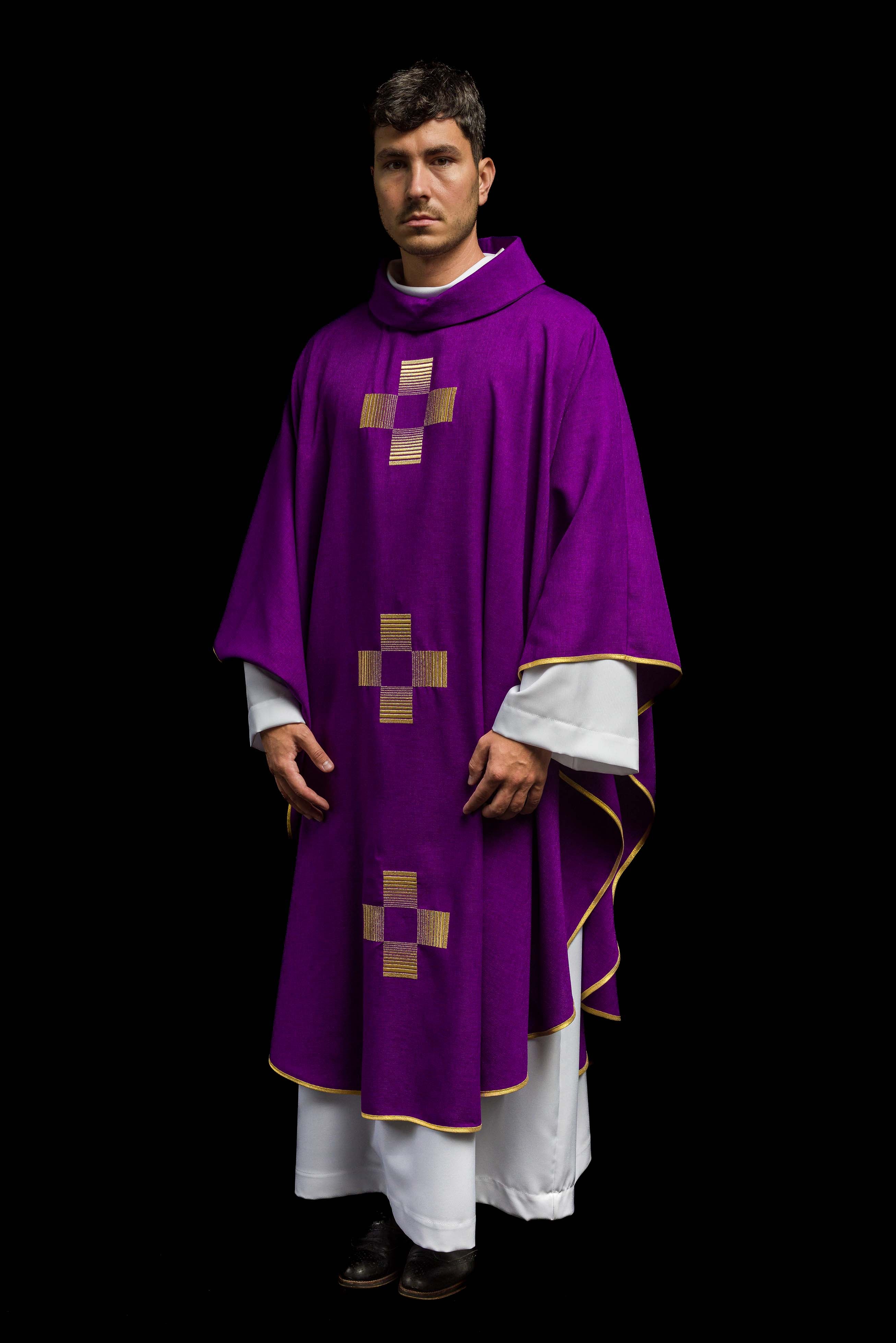 Casula roxa com cruzes bordadas