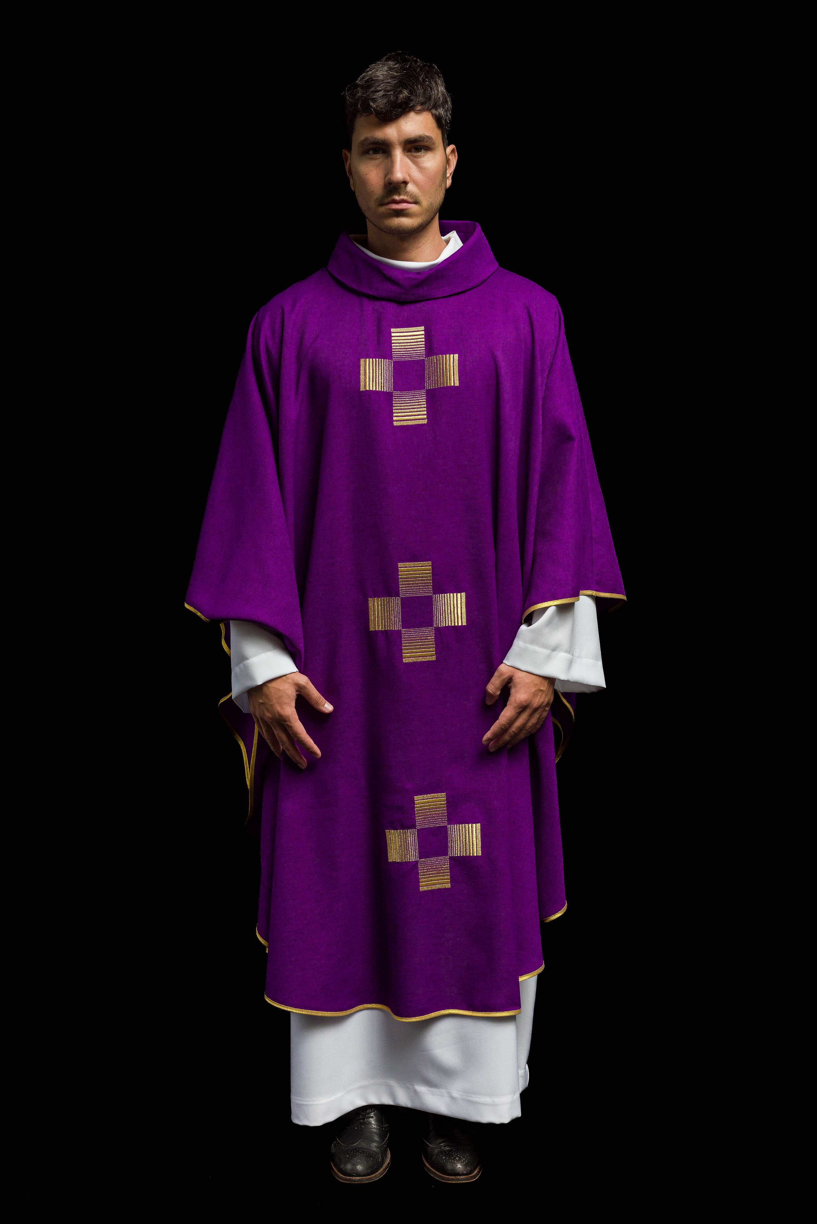 Casula roxa com cruzes bordadas