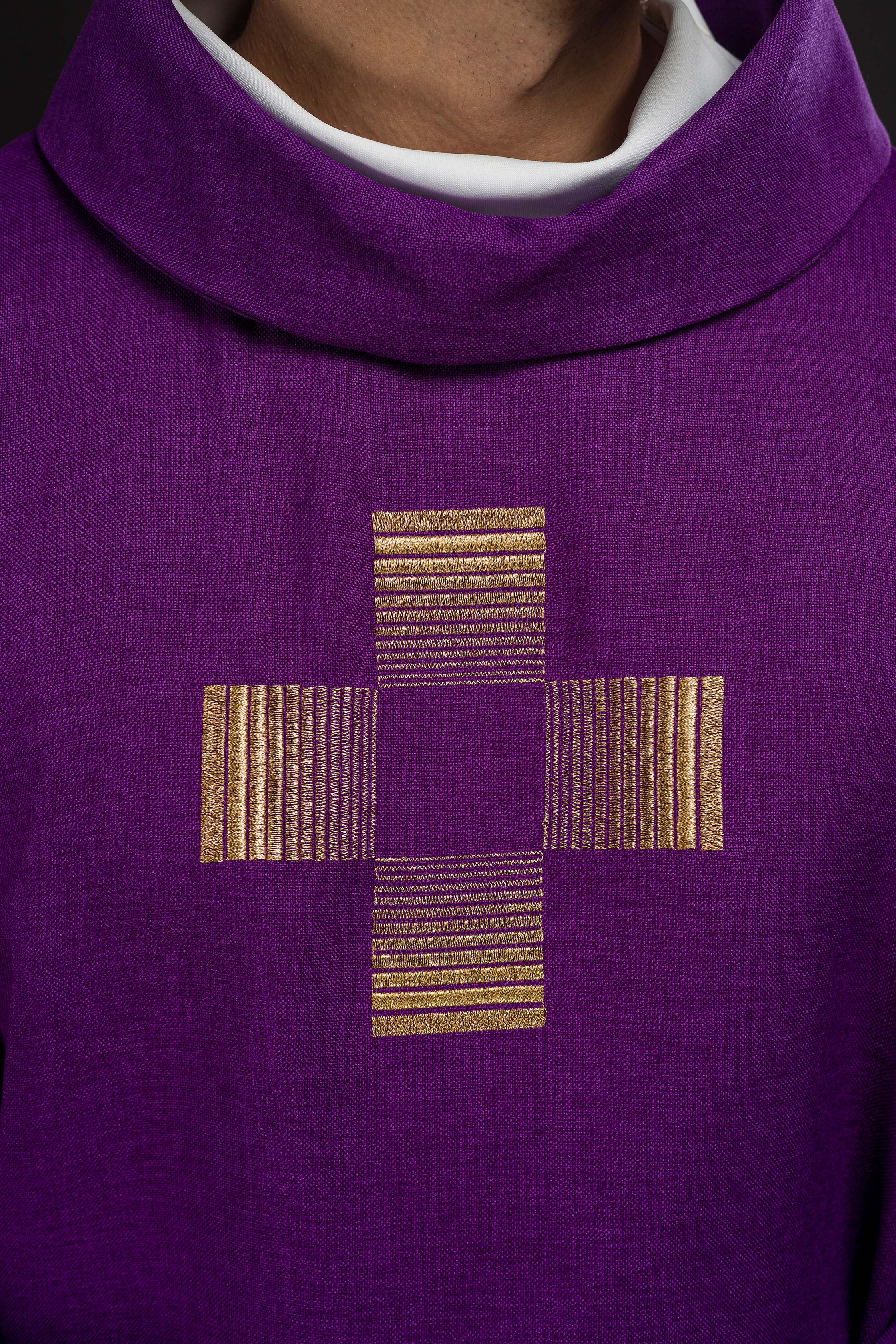 Casula roxa com cruzes bordadas