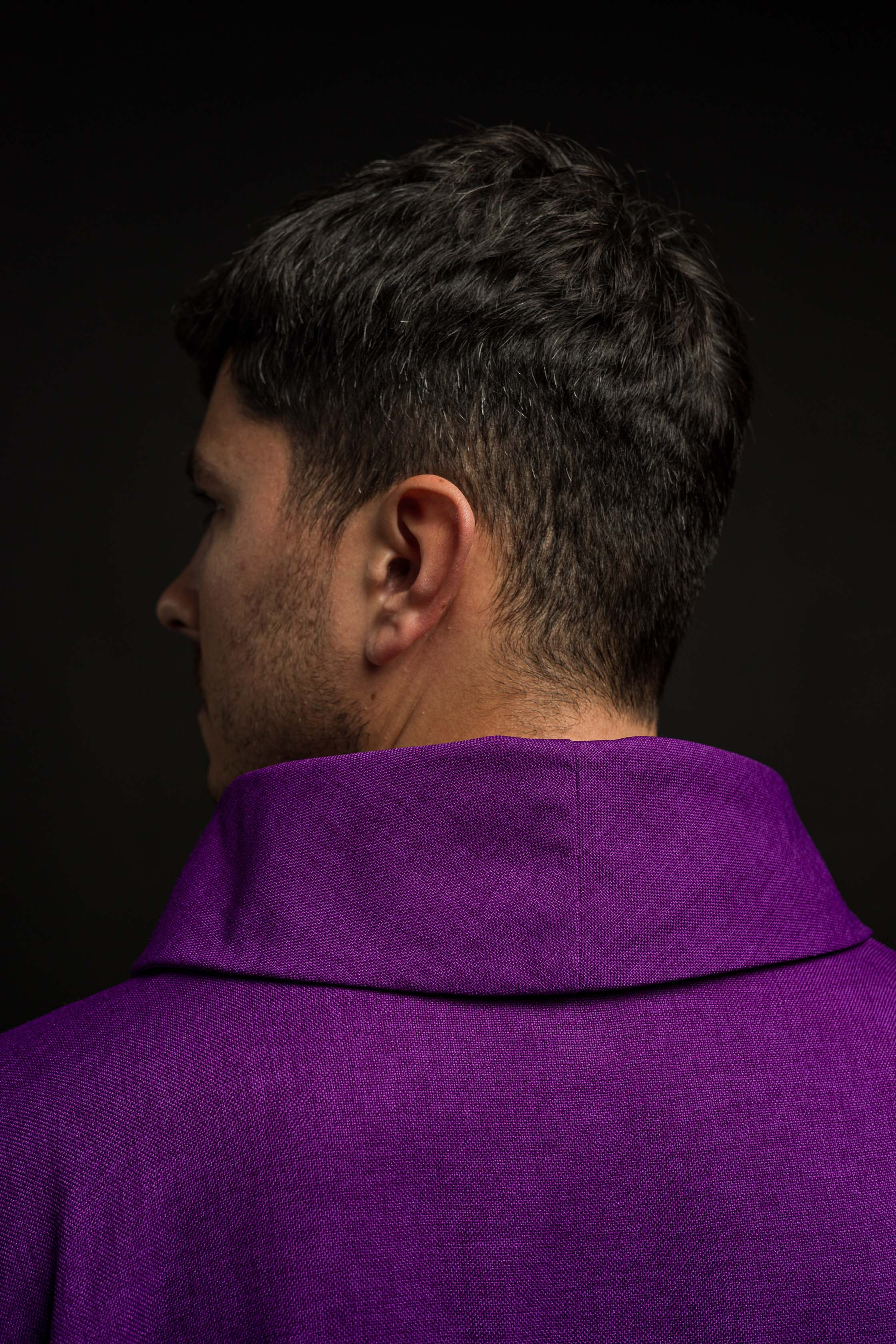 Casula roxa com cruzes bordadas