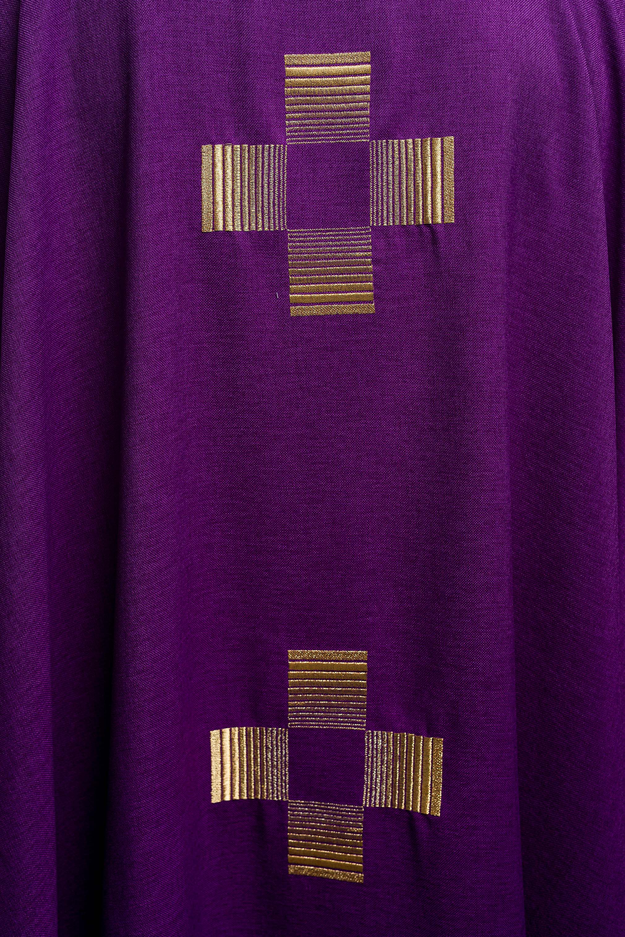 Casula roxa com cruzes bordadas