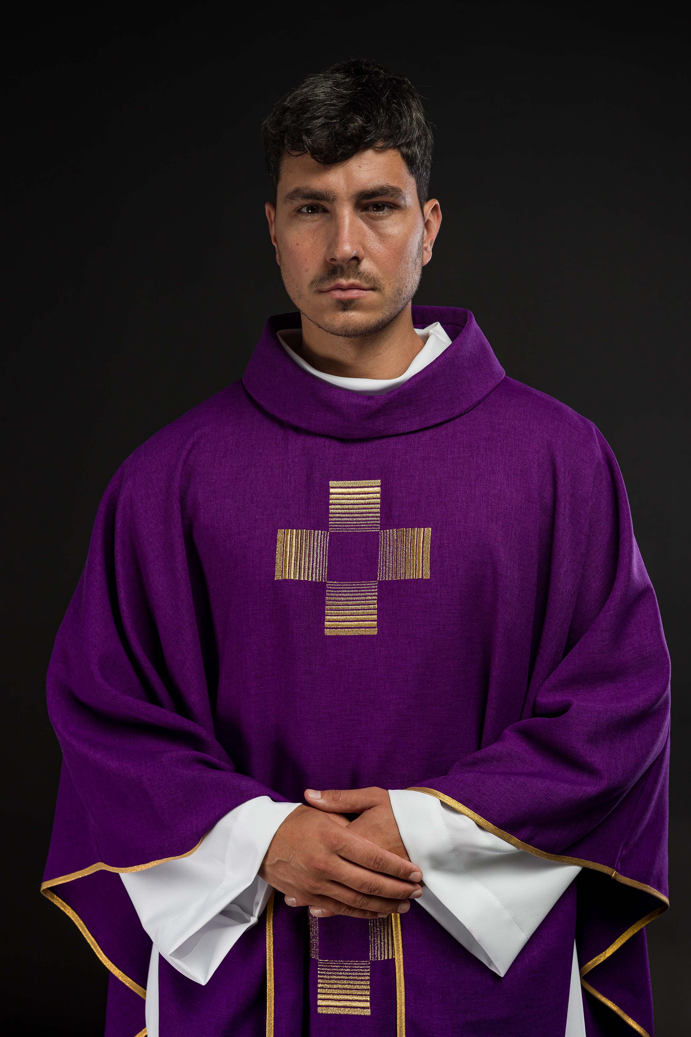 Casula roxa com cruzes bordadas