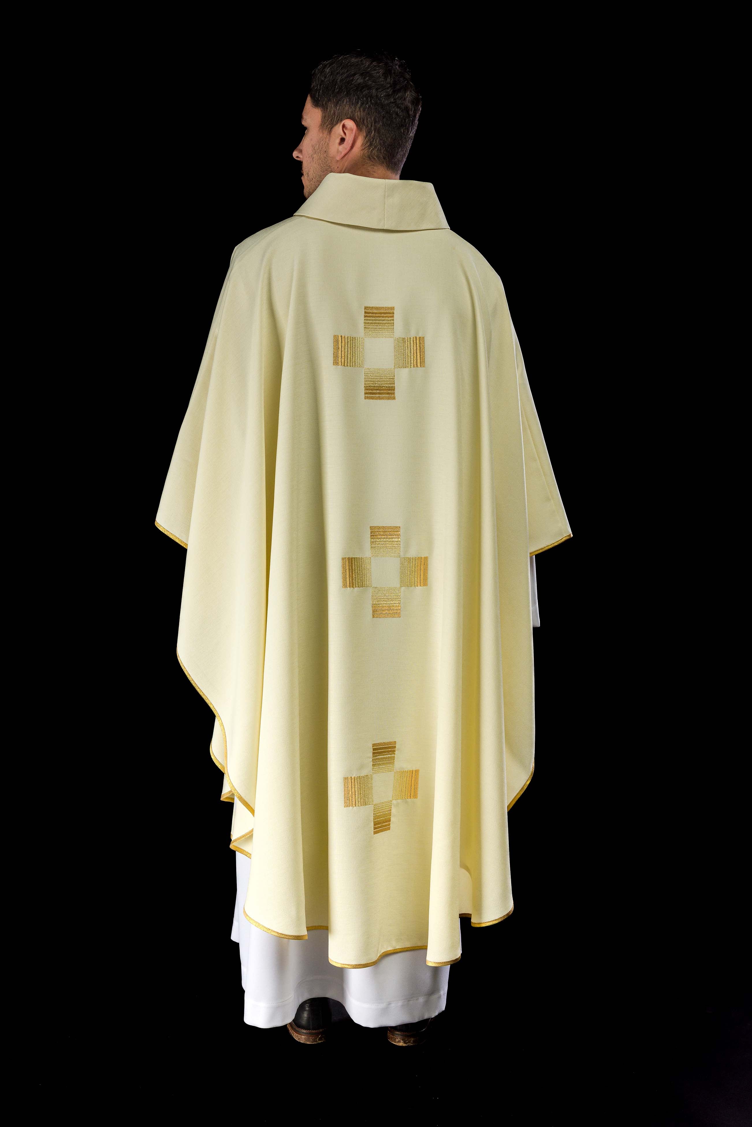 Casula com cruzes bordadas a ouro