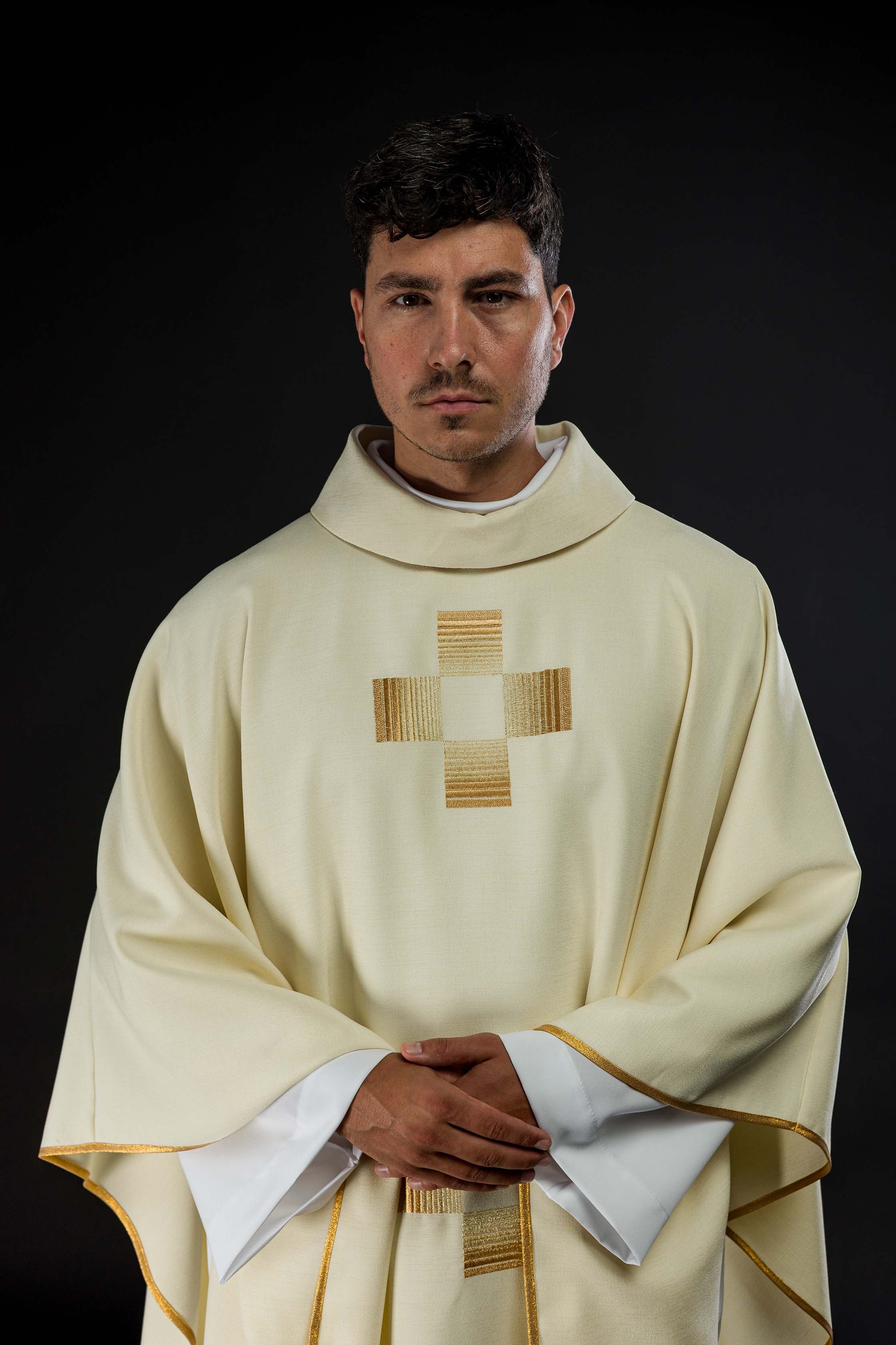 Casula com cruzes bordadas a ouro