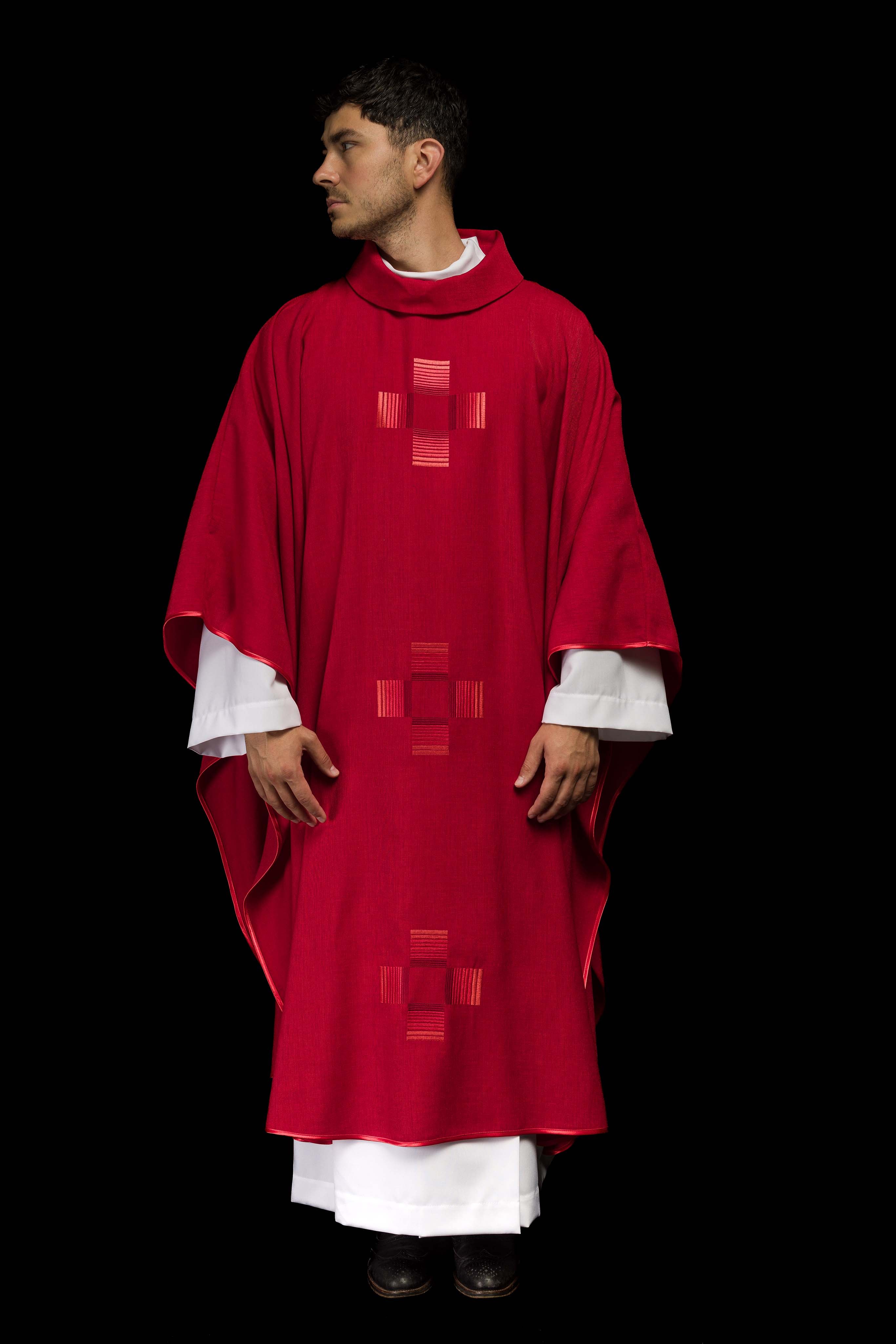 Casula vermelha com cruzes bordadas