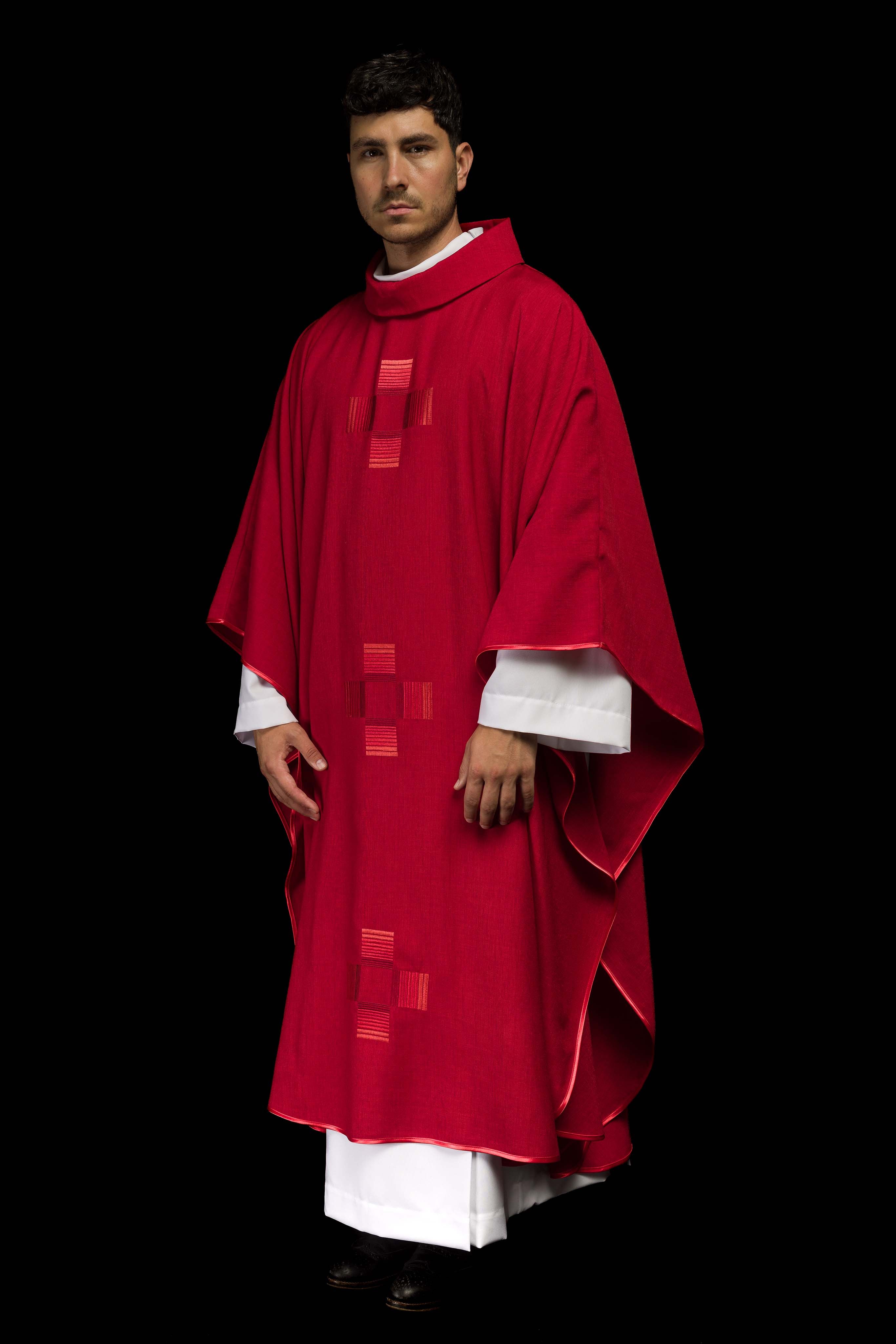 Casula vermelha com cruzes bordadas