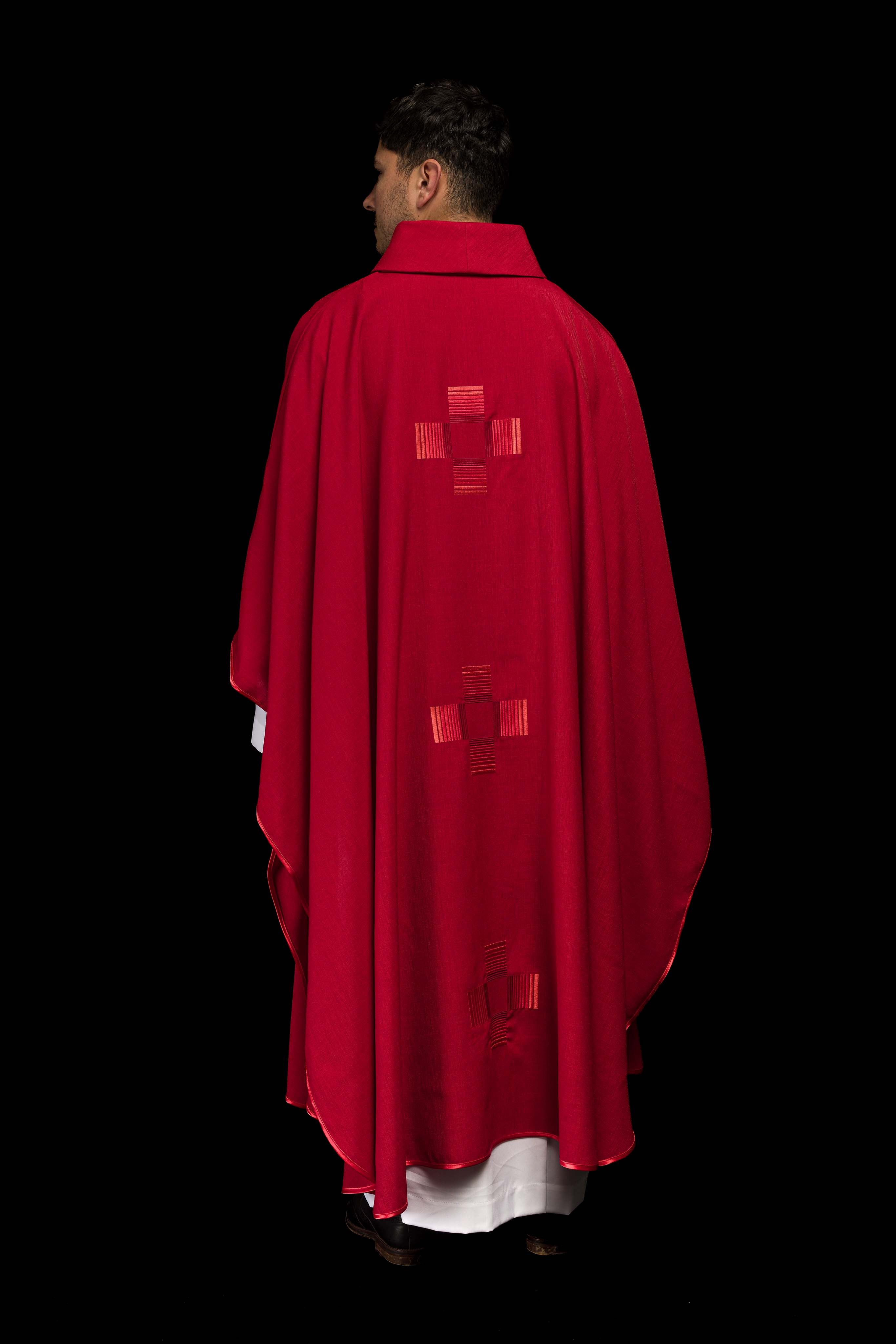 Casula vermelha com cruzes bordadas