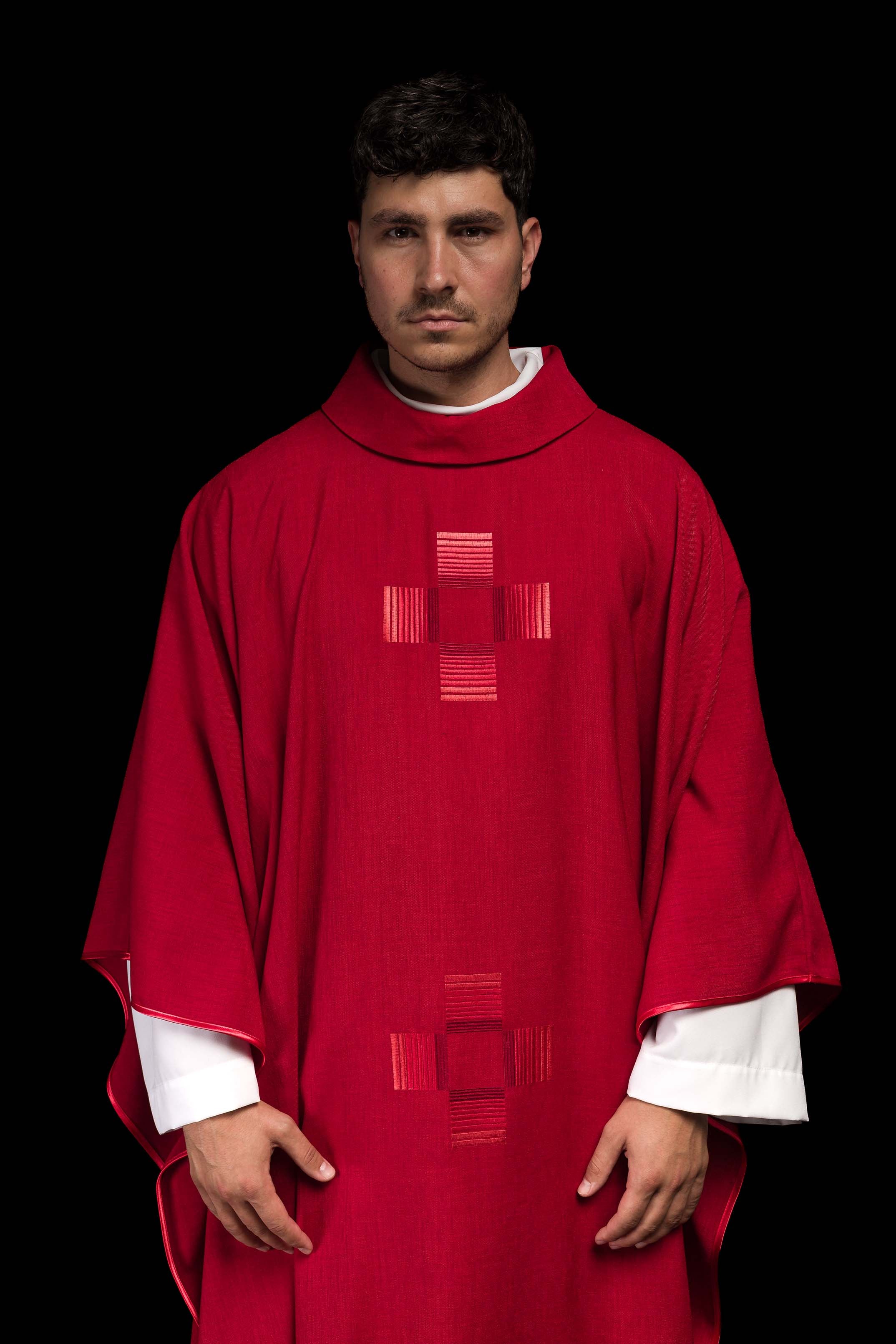 Casula vermelha com cruzes bordadas