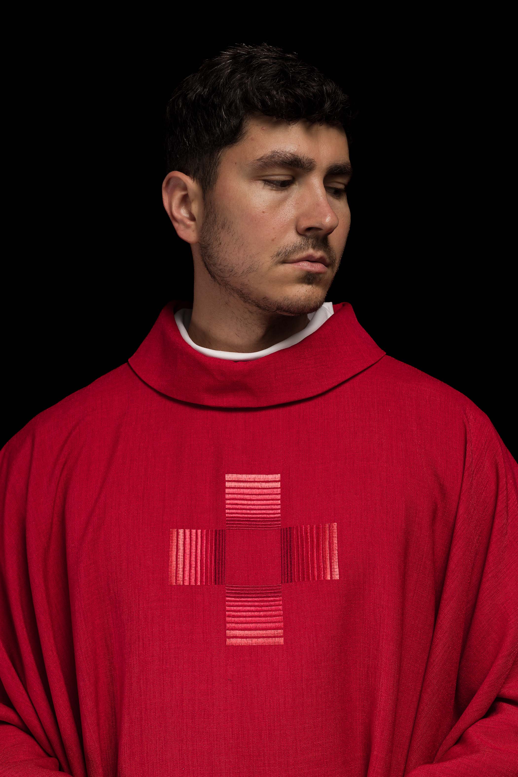 Casula vermelha com cruzes bordadas