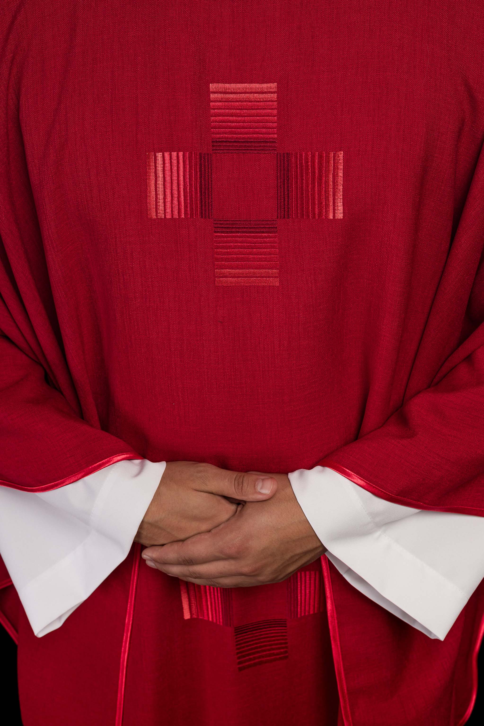 Casula vermelha com cruzes bordadas