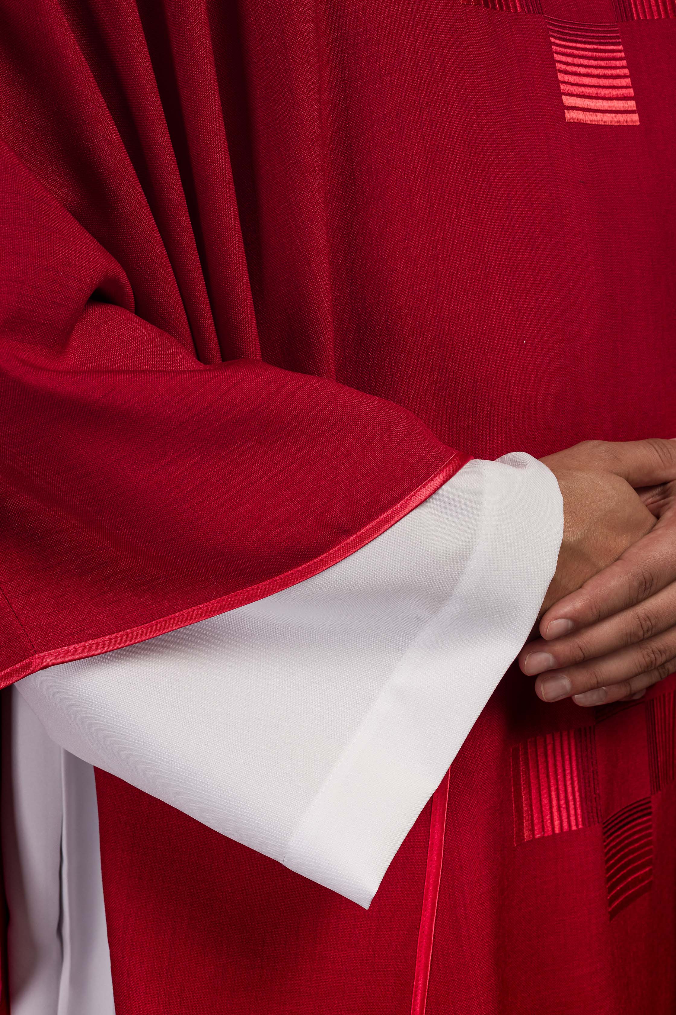 Casula vermelha com cruzes bordadas