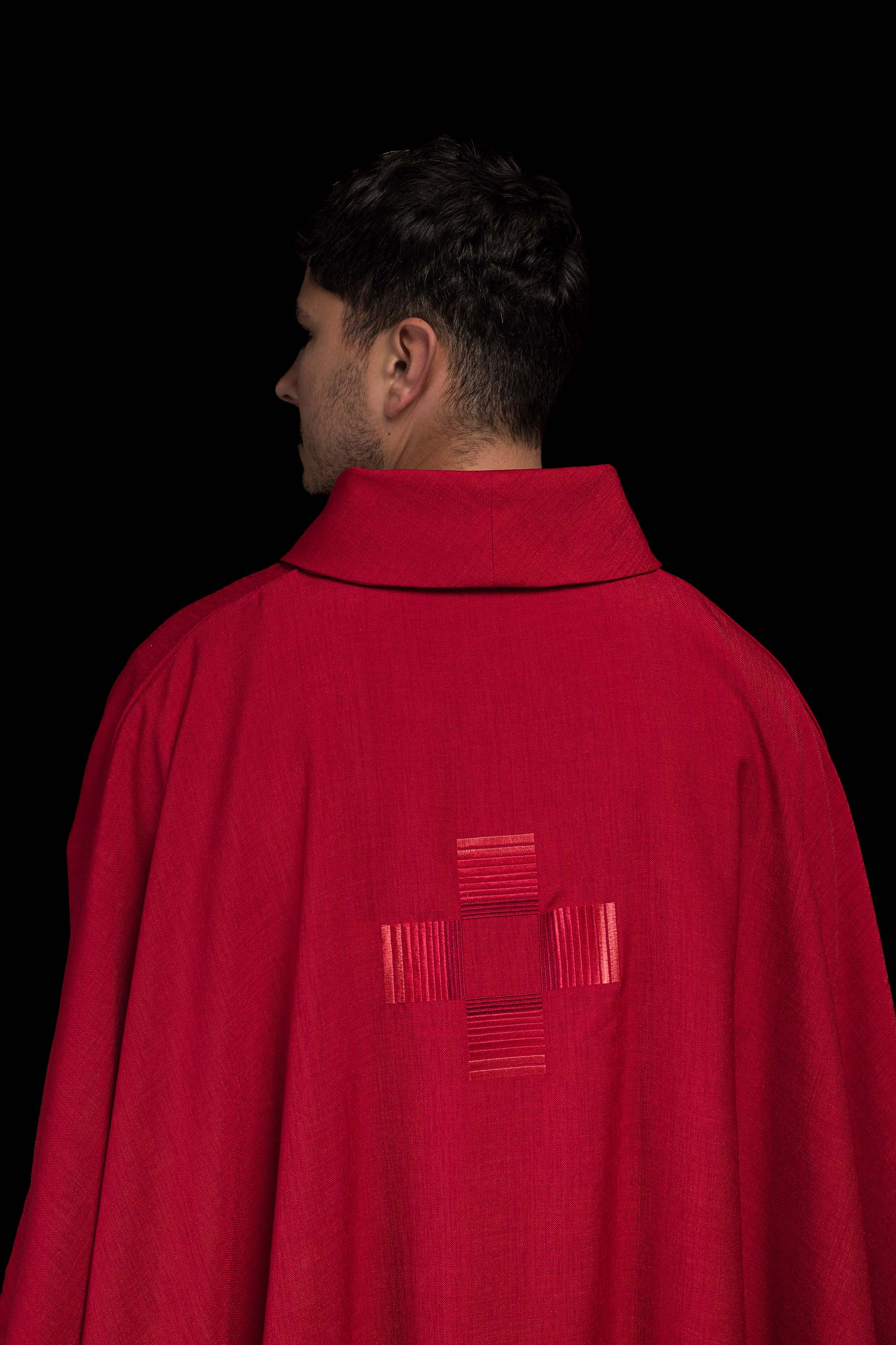 Casula vermelha com cruzes bordadas