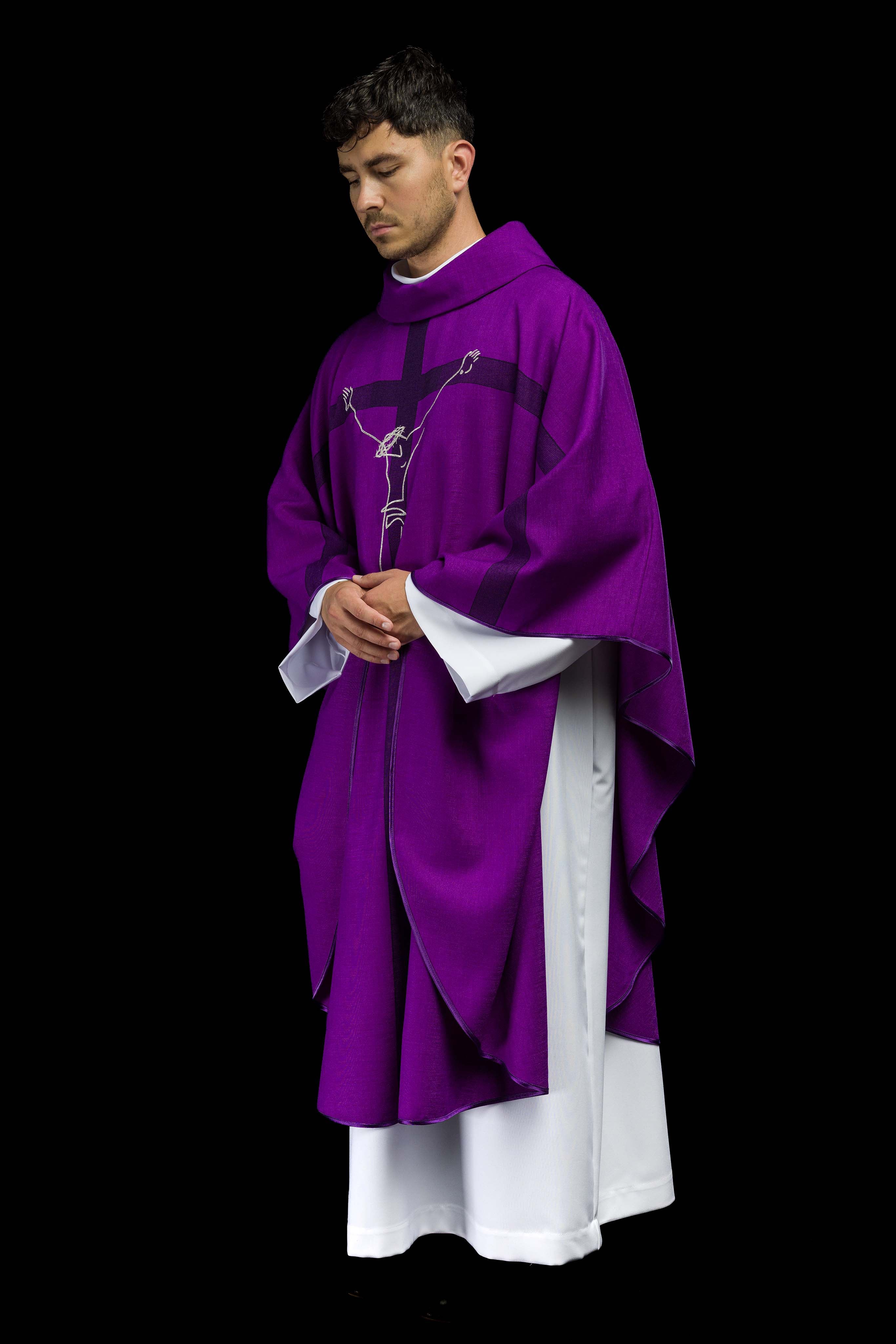Casula com motivo de Jesus na cruz em roxo