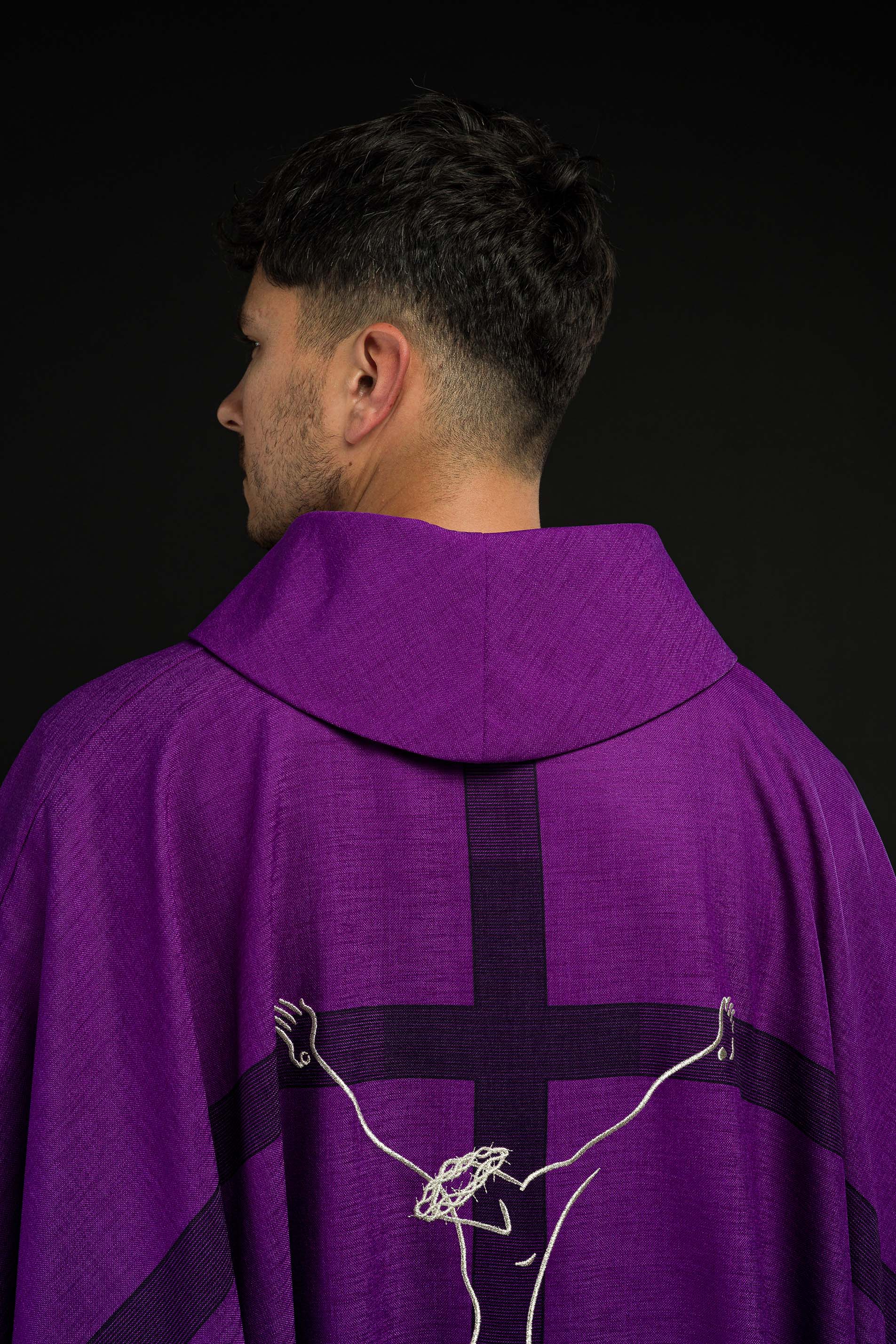 Casula com motivo de Jesus na cruz em roxo