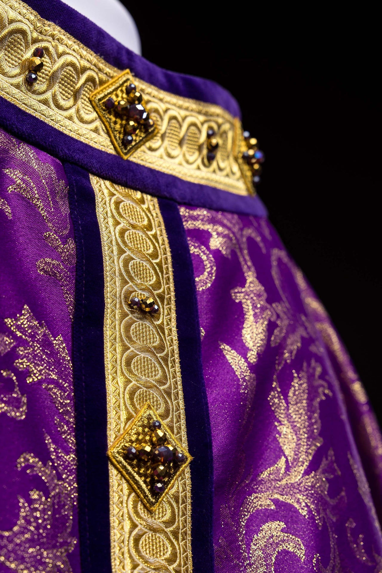 Casulla hecha a mano con piedras naturales — Handmade 7003