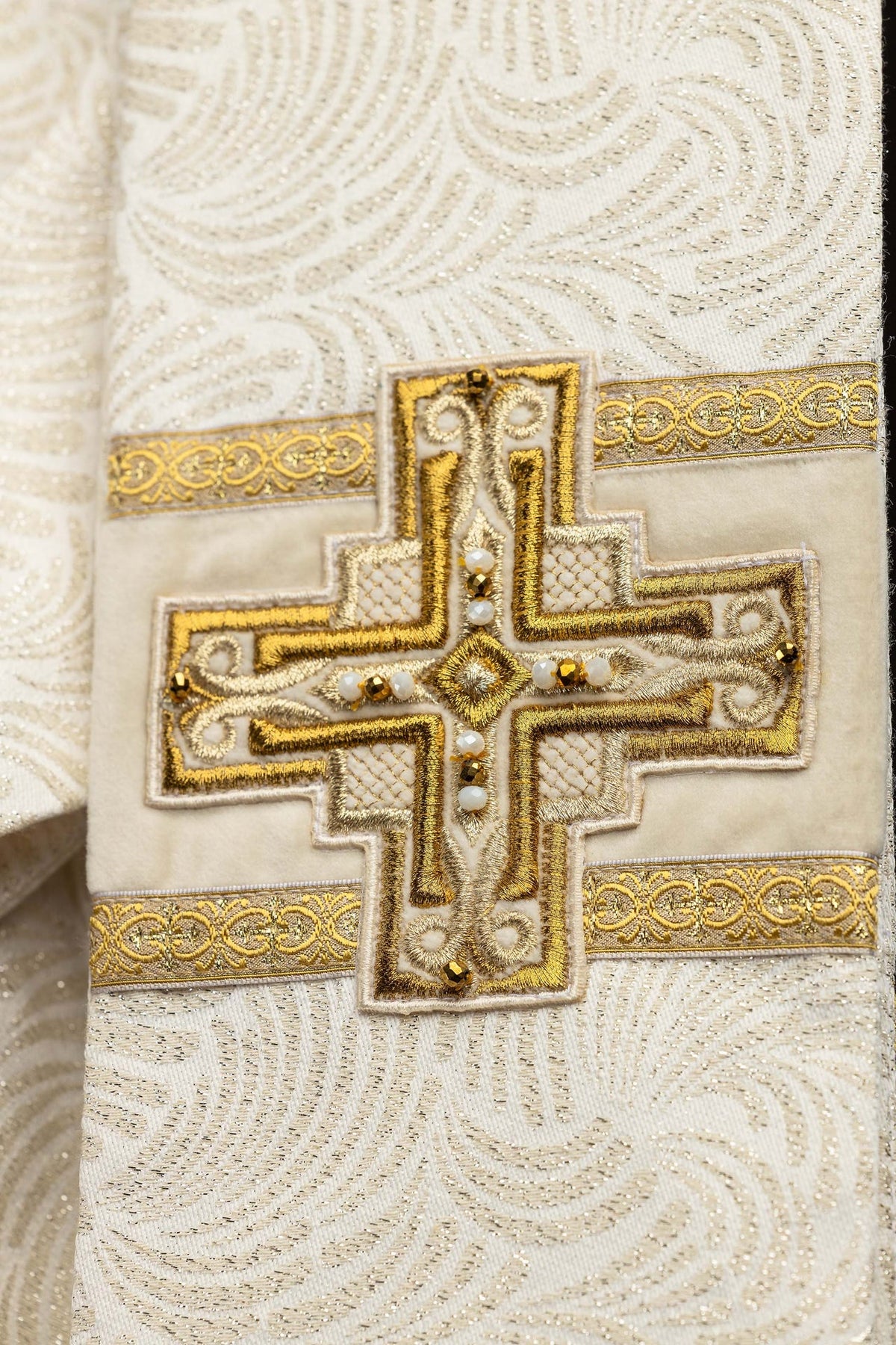 Casulla Handmade con cruz bordada y piedras naturales 7012