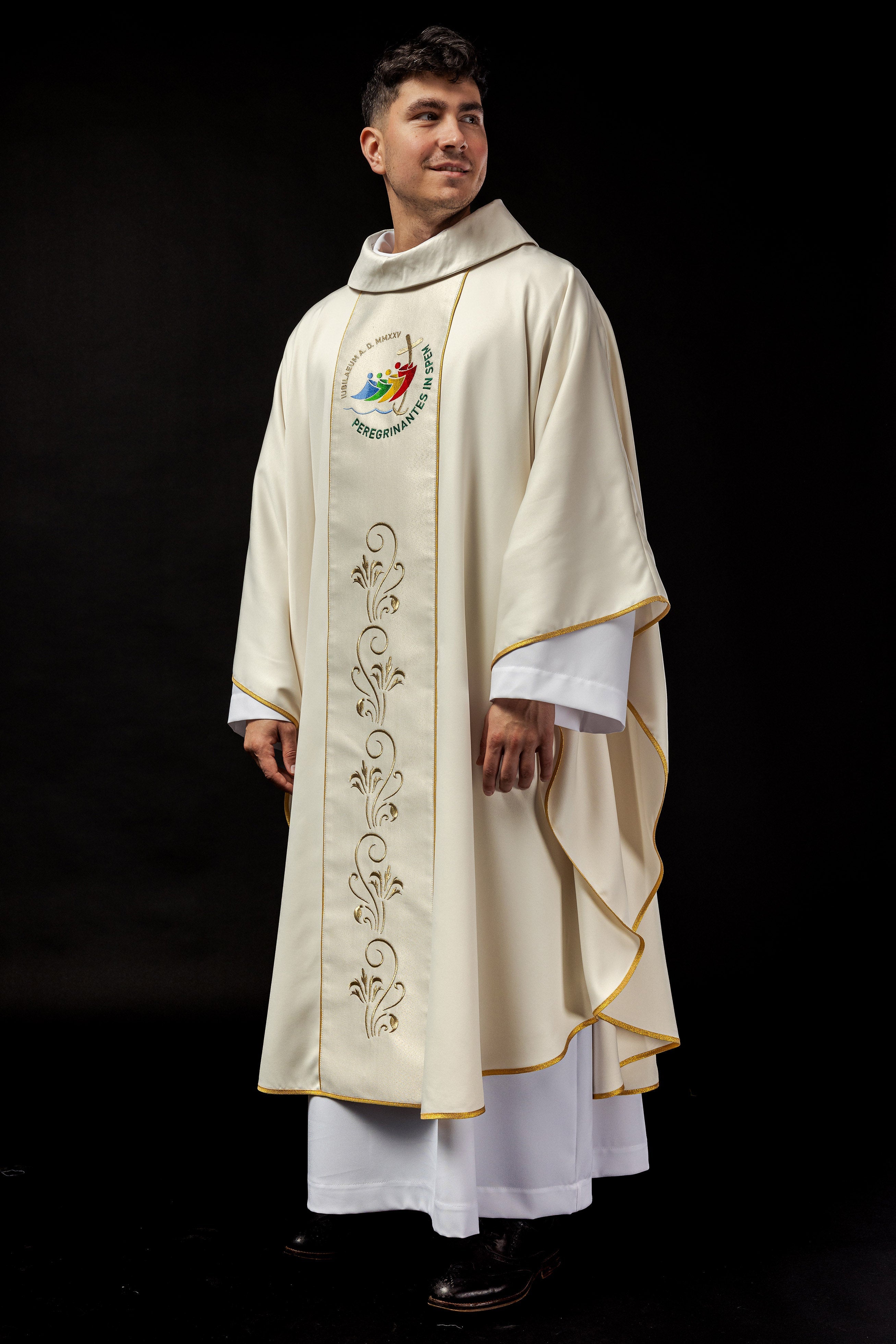 Casulla con cinturón bordado con logotipo jubilar crudo JUBILEE ROMA 2025 - CASULLAS.ES