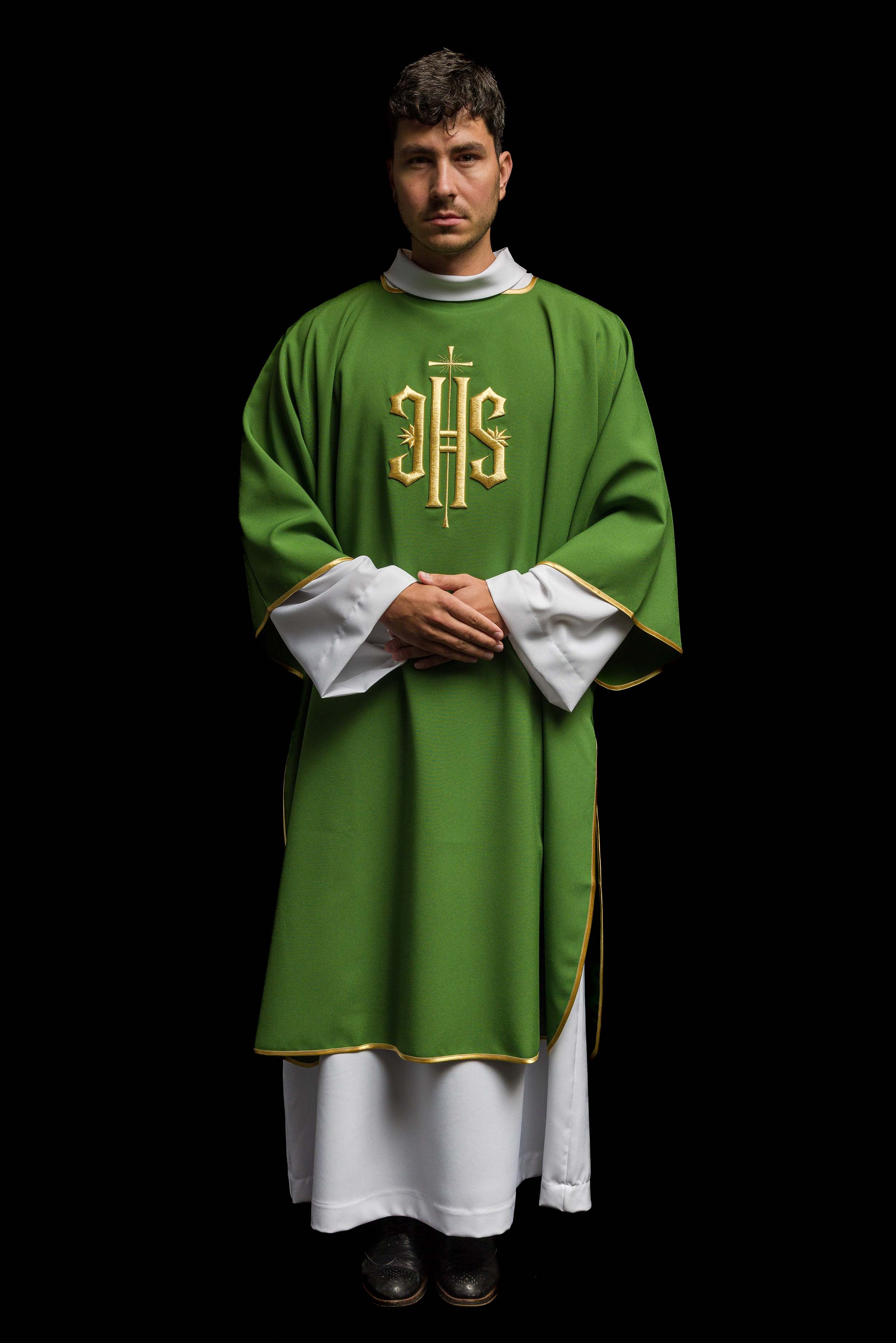 Dalmática verde com bordado IHS dourado