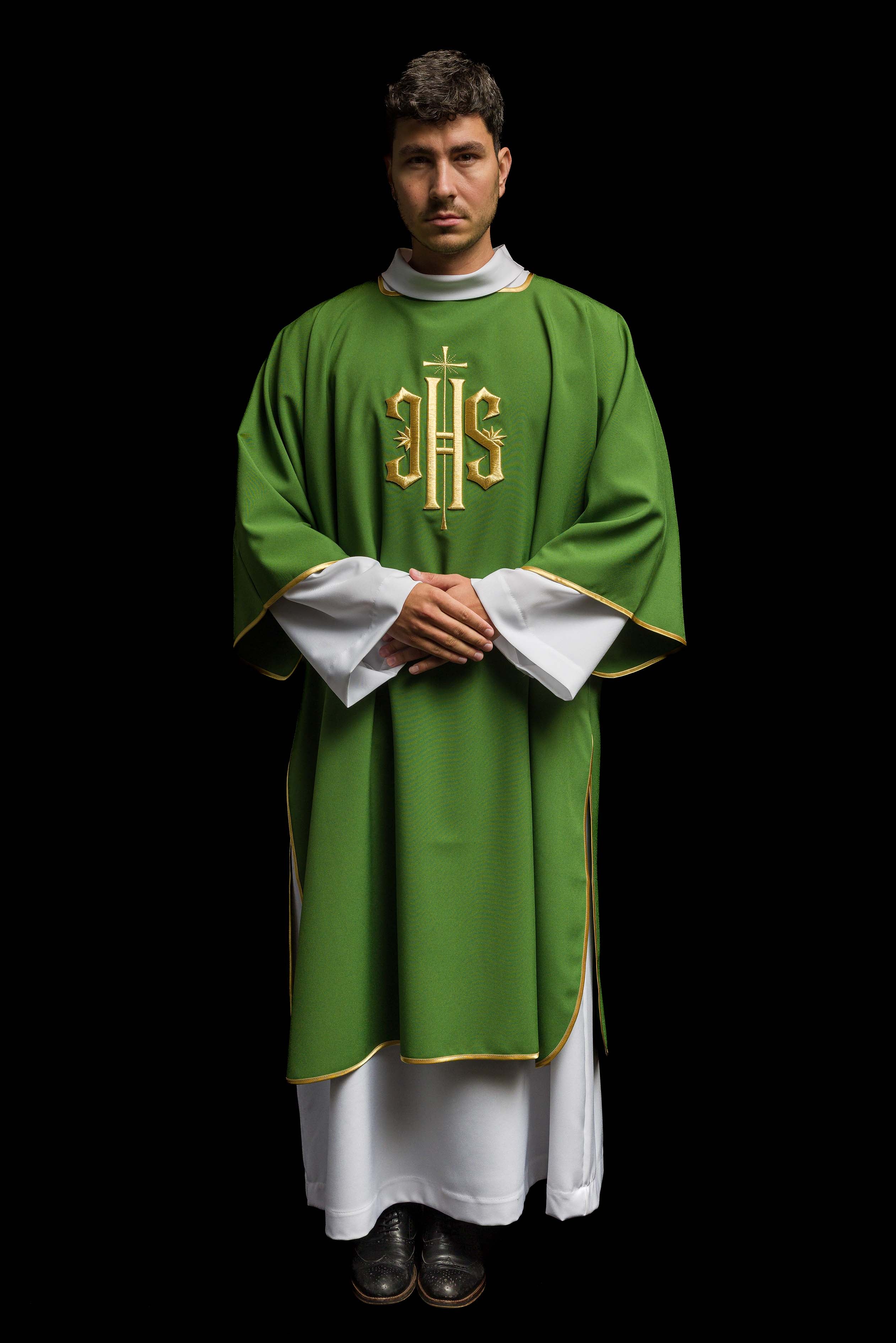 Dalmática verde com bordado IHS dourado