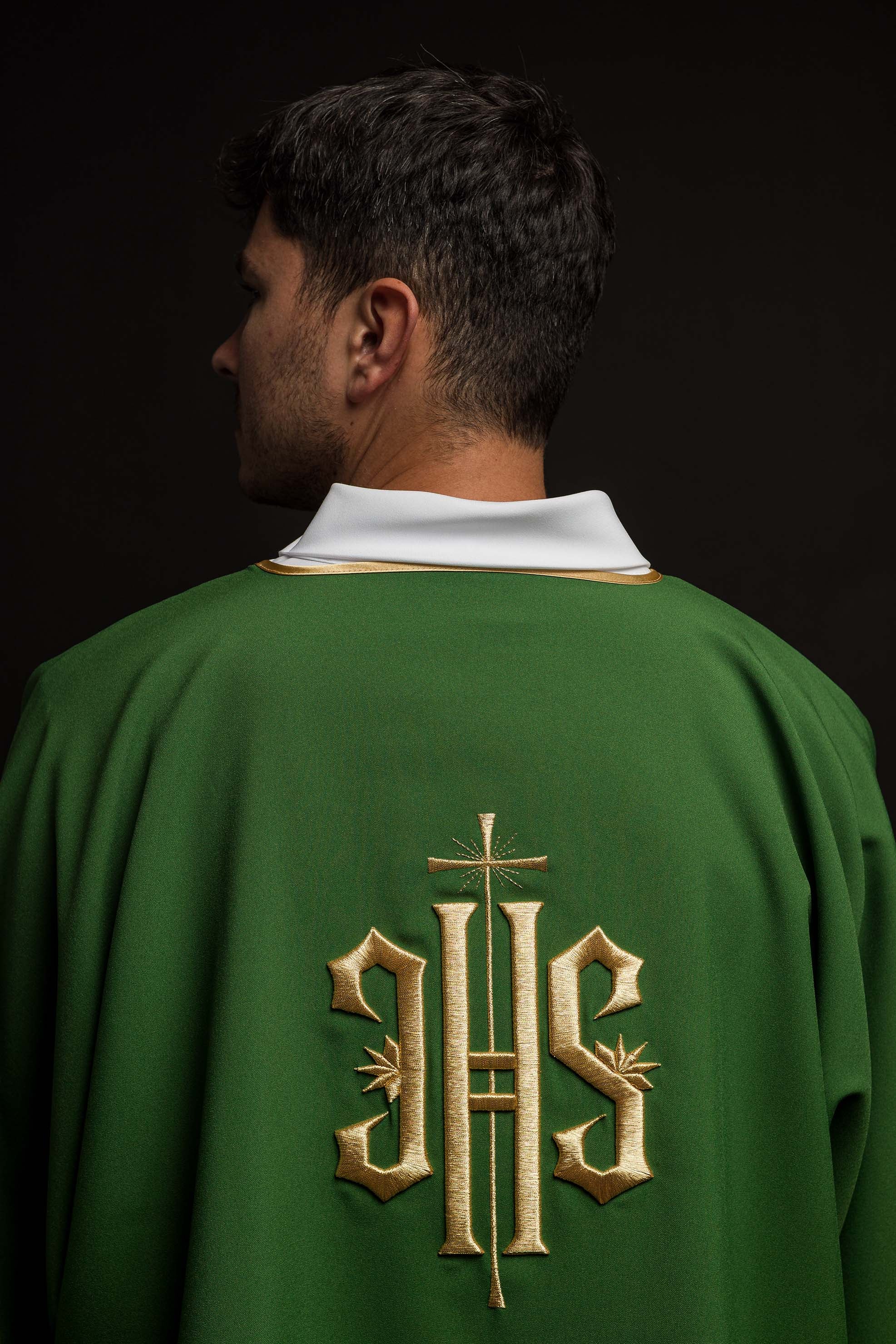 Dalmática verde com bordado IHS dourado