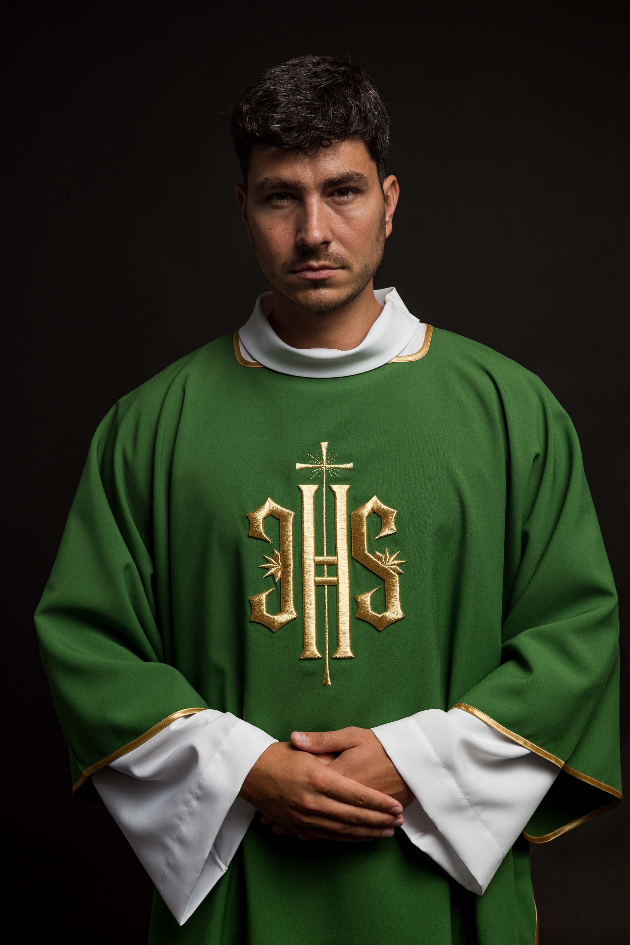 Dalmática verde com bordado IHS dourado