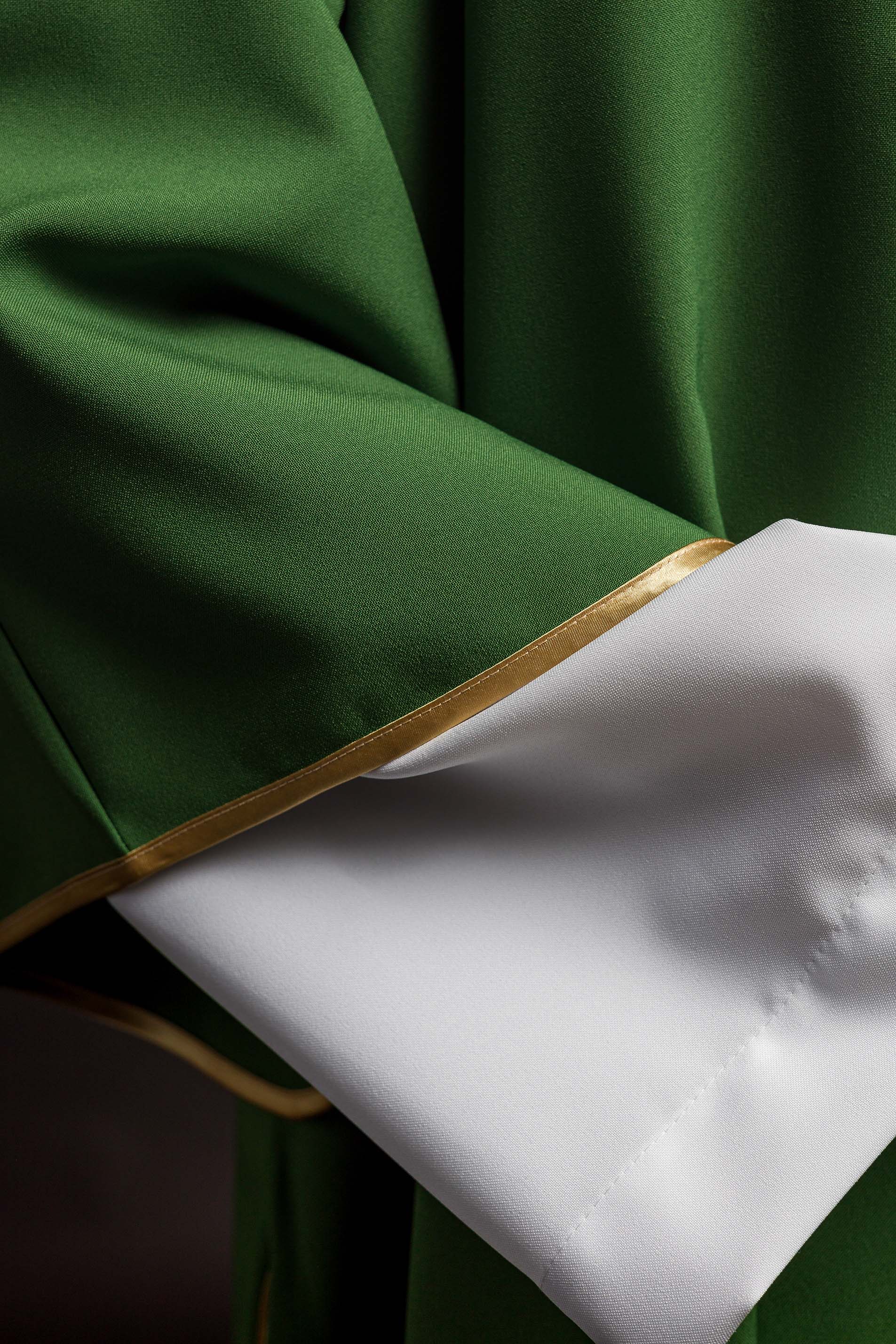 Dalmática verde com bordado IHS dourado